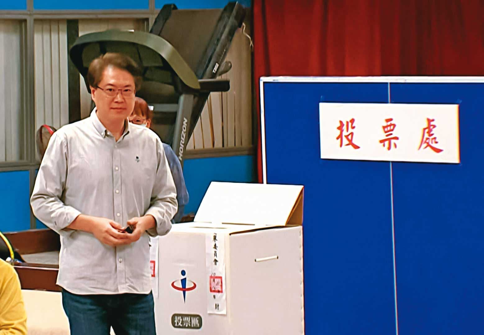 雖然黨內堅守「不上第一線」政策,但民進黨祕書長林右昌持續透過個人臉書替罷免發聲。(東森新聞提供)