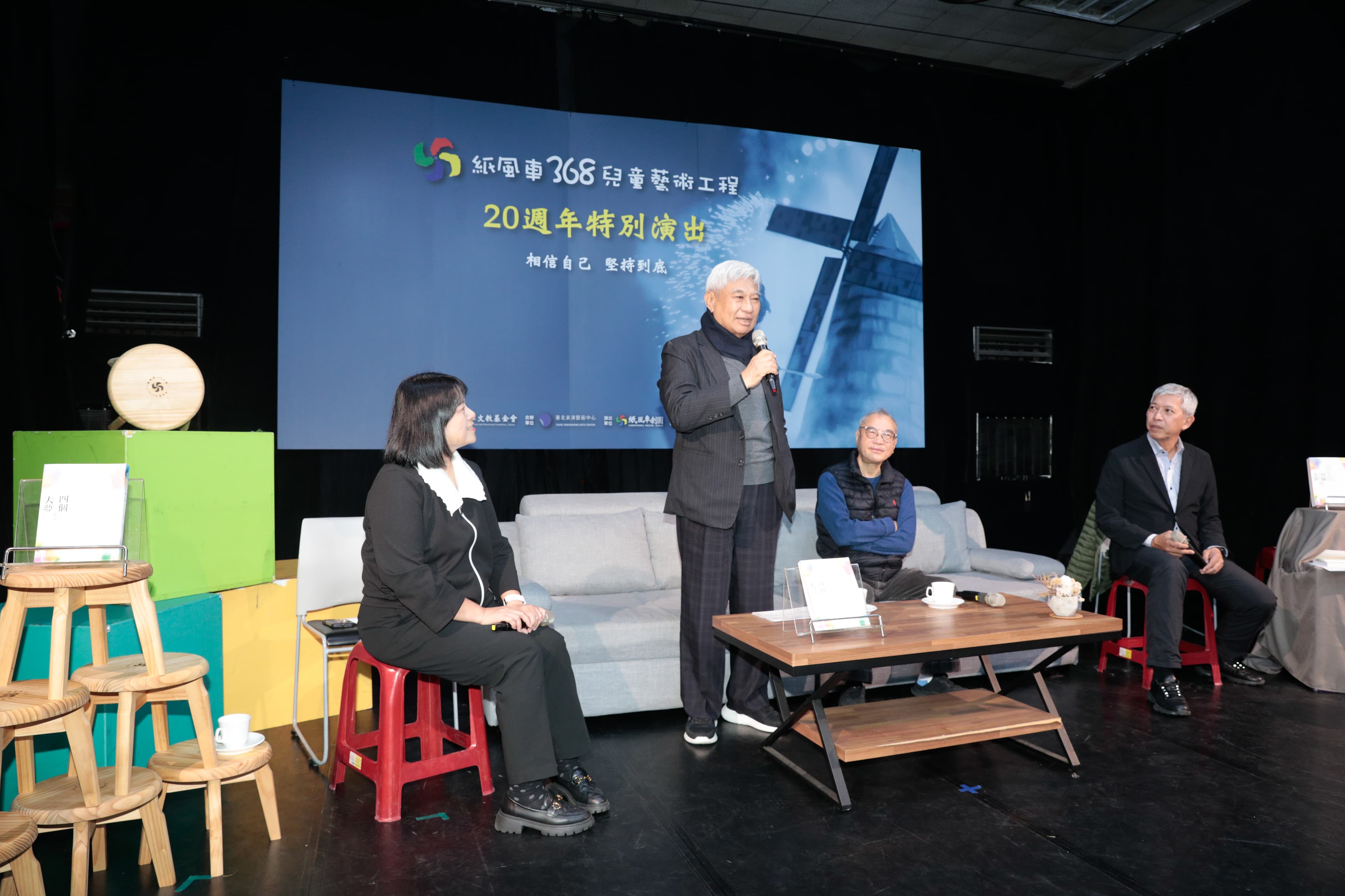 陳進財董事長(左二)從會計出身到將穩懋半導體做到全球領導者,抱持著「做到最好就是成功」的信念。