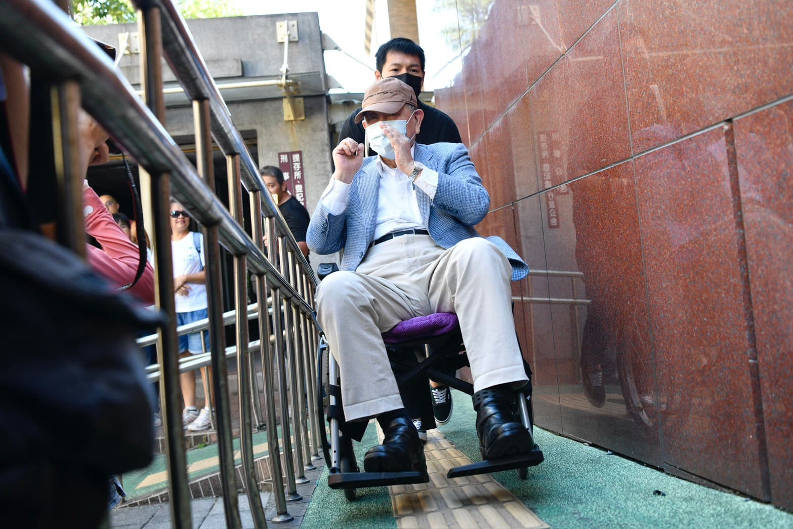 沈慶京在訴訟期間多以輪椅代步,並以此申請保外就醫,熱舞畫面曝光後引發「賣慘」與欺騙司法質疑。(鏡報李智為)