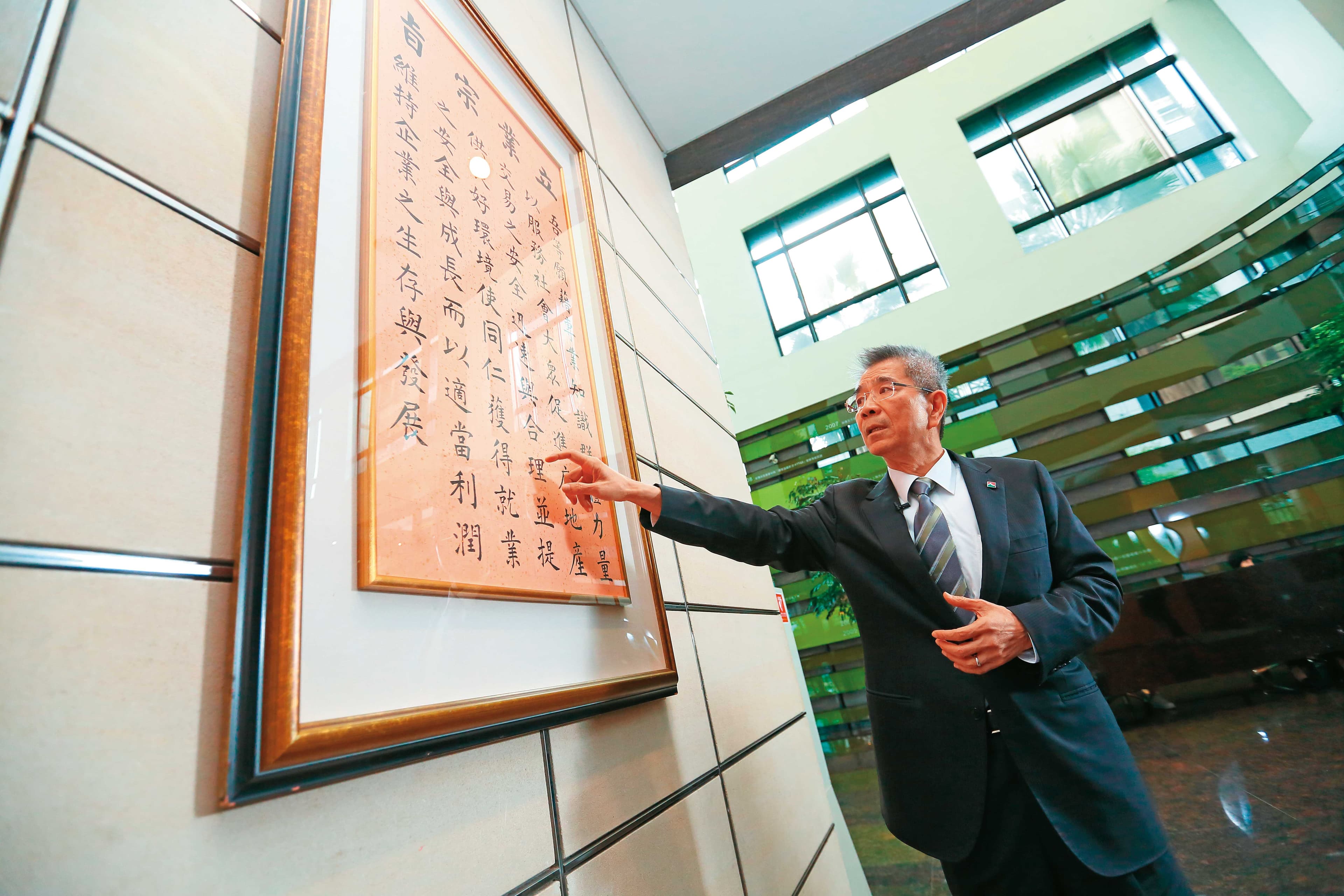 周俊吉將信義房屋交棒到長子周耕宇手上,言談間透露他相當放心。