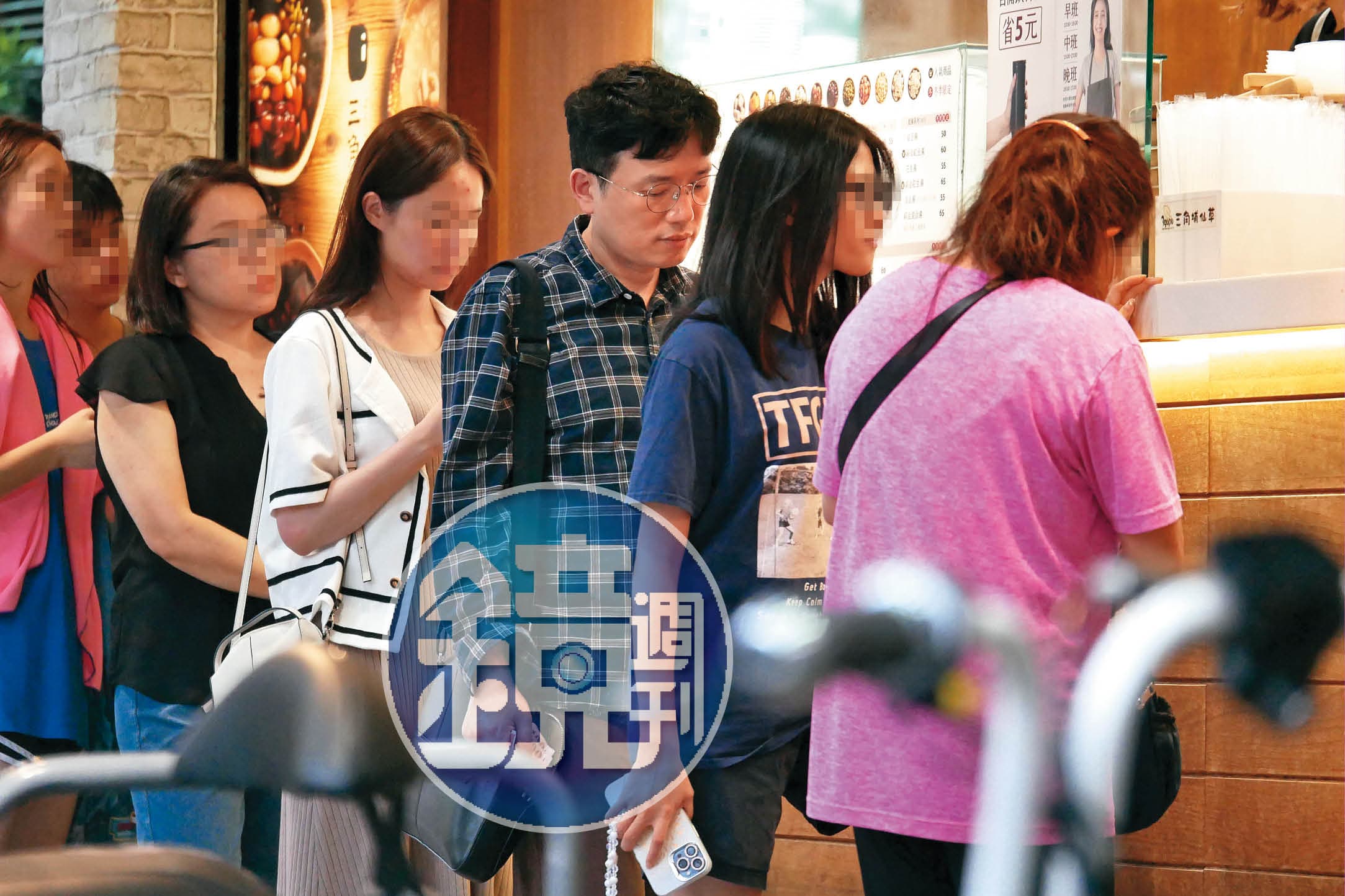 6月22日18:27,江坤俊(右3)與女兒(右2)排隊要買甜品飲料,亦步亦趨的樣子,可見親子關係經營得不錯。