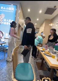 兩名妹子在店內大打出手。(翻自《黑料網》)