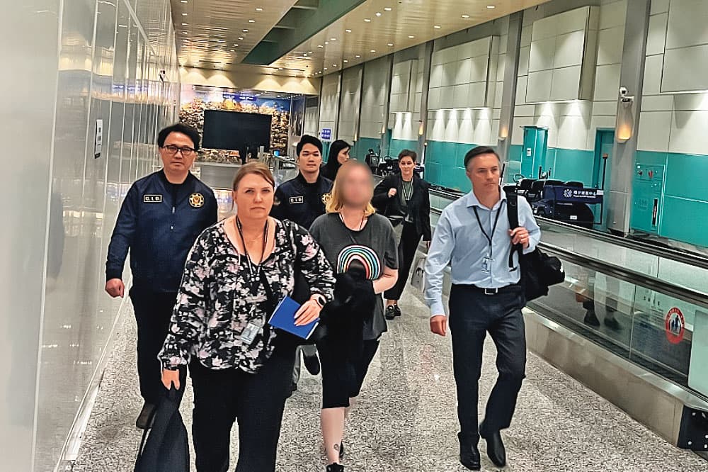 台澳雖無簽訂司法互助,雙方仍緊密合作,刑事局去年協助澳洲緝捕來台的歷史學者萊斯回國受審殺夫未遂案。(翻攝畫面)
