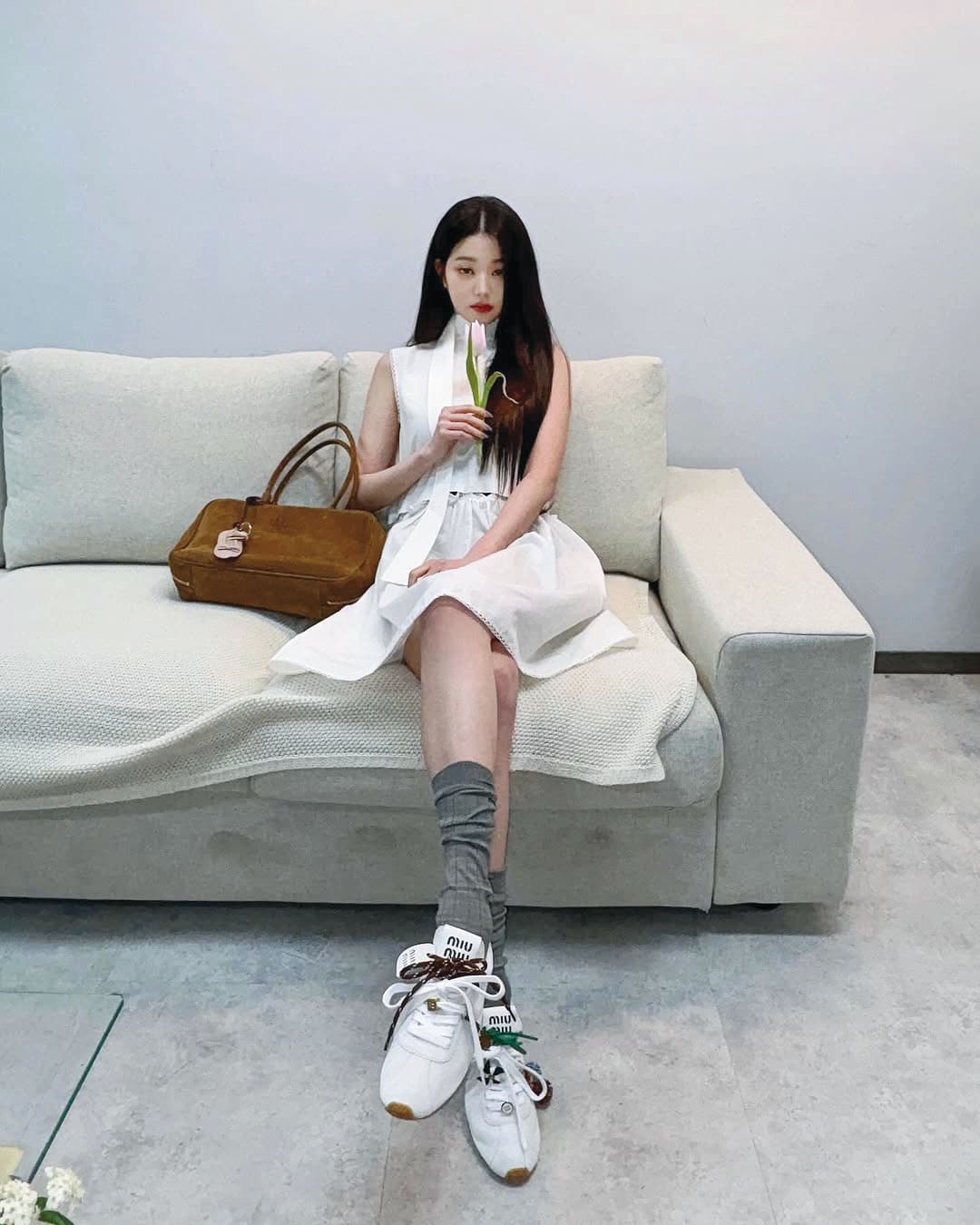 張員瑛腳踩Miu Miu爆款潮鞋Plume,客製化的鞋帶混搭,更具話題。(翻攝自張員瑛IG)
