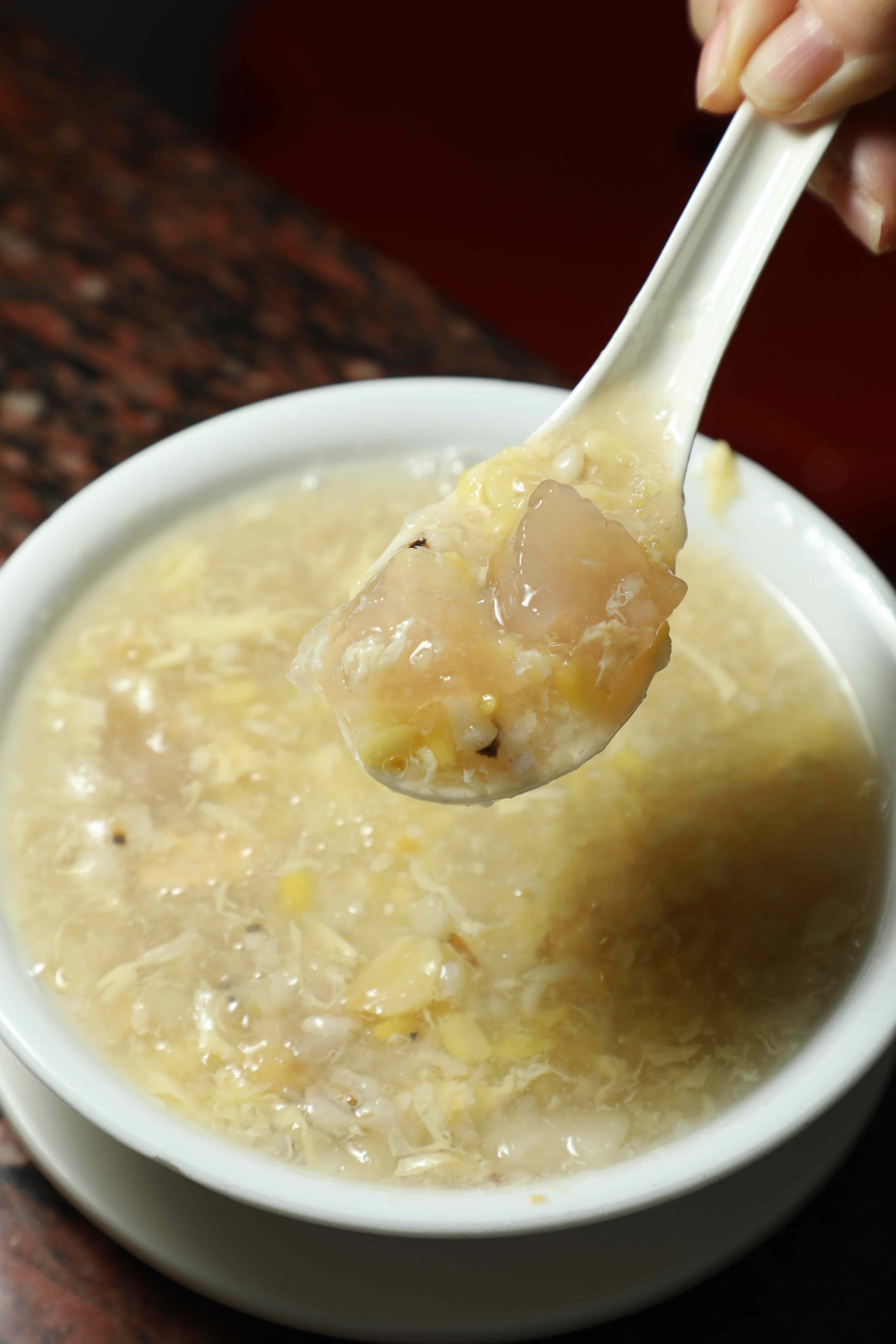 「蓮子綠豆邊薏米馬蹄沙清心丸」吃得到綿密綠豆蒜與招牌蓮子,還有脆口的馬蹄沙與彈牙的清心丸,飽足感非常強。(港幣69元/碗,約NT$283)