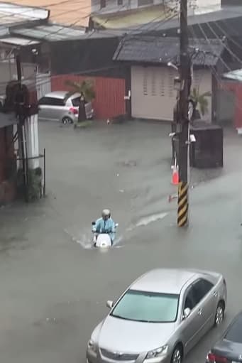 多條道路積水嚴重,不少機車泡水至半個輪胎高,車輛行駛困難。(翻攝自彰化縣媒體記者協會)
