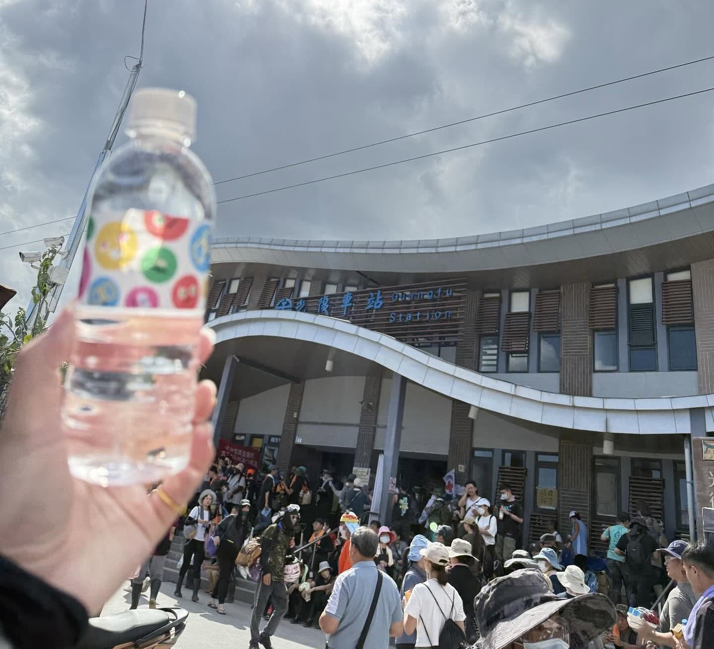 花蓮光復車站國慶連假首日就湧入了大票「鏟子超人」前往災區協助復原家園。(Threads網友sa77428授權提供)