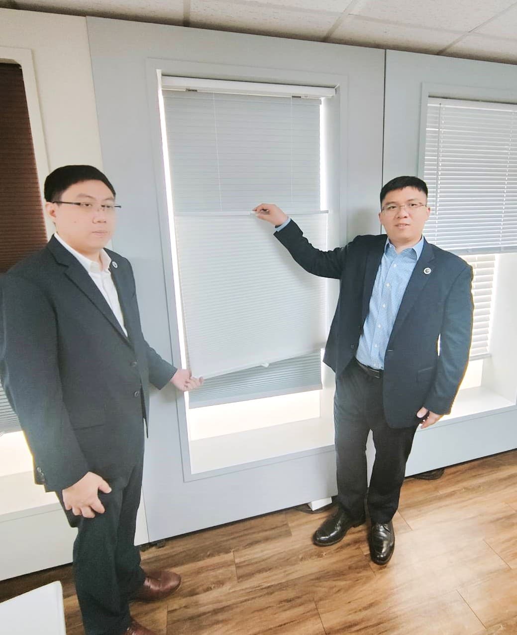 直立式窗簾大廠慶豐富過去一直生產的是固定尺寸產品,後來加入給電商的快速客製化模式,到了2022年更針對專業市場推出全客製化模式,迅速擴大業績版圖。左為董事長許閔琁、右是總經理許竣然一起秀出自家的蜂巢式窗簾。