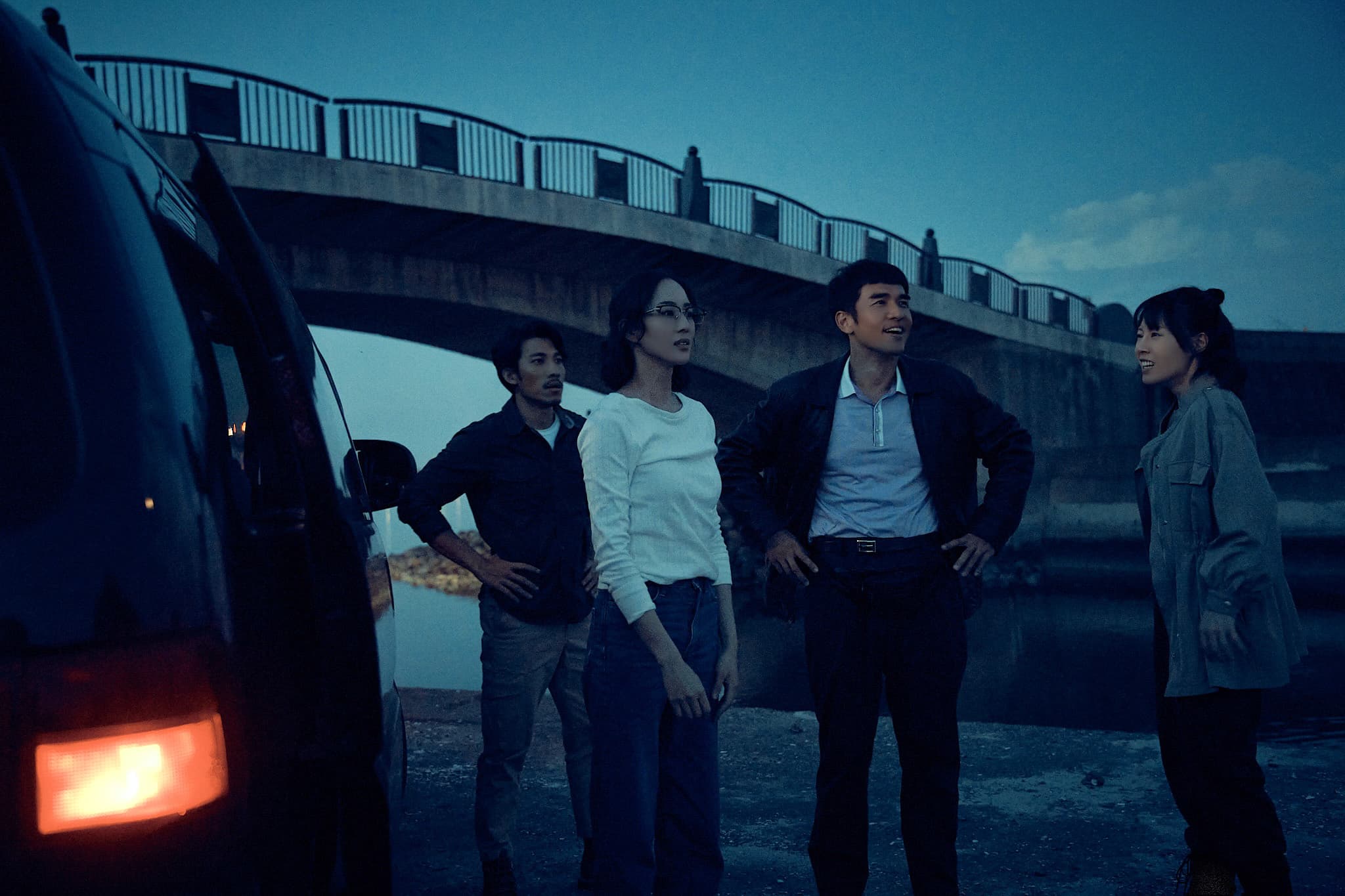 《The Outlaw Doctor 化外之醫》由連炳發（左起）、張鈞甯、楊一展、蔡亘晏4人組成使命必達的行動醫療小隊，協助失聯移工就醫。（公視提供）