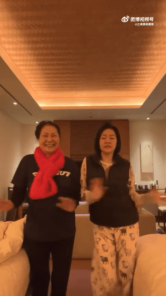 小S最近才發和S媽合體跳舞的影片,看不出有任何異狀。(翻攝自微博)