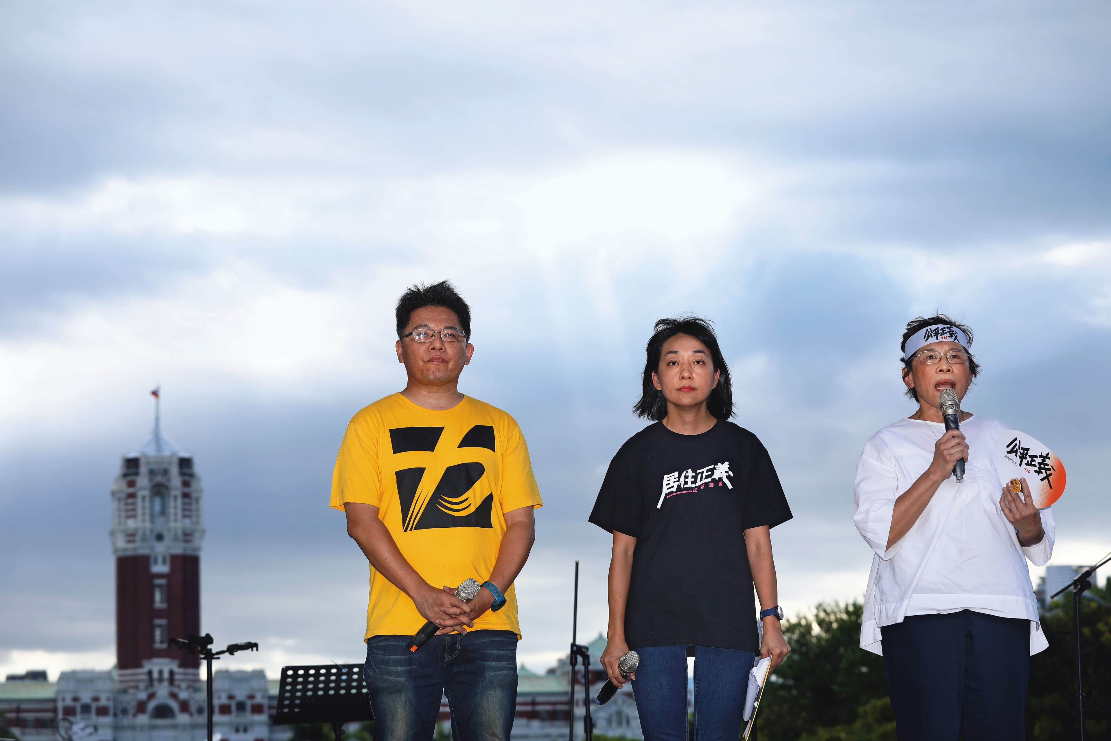 王婉諭(中)在716凱道遊行宣講,重砲抨擊柯文哲。(杭大鵬攝)