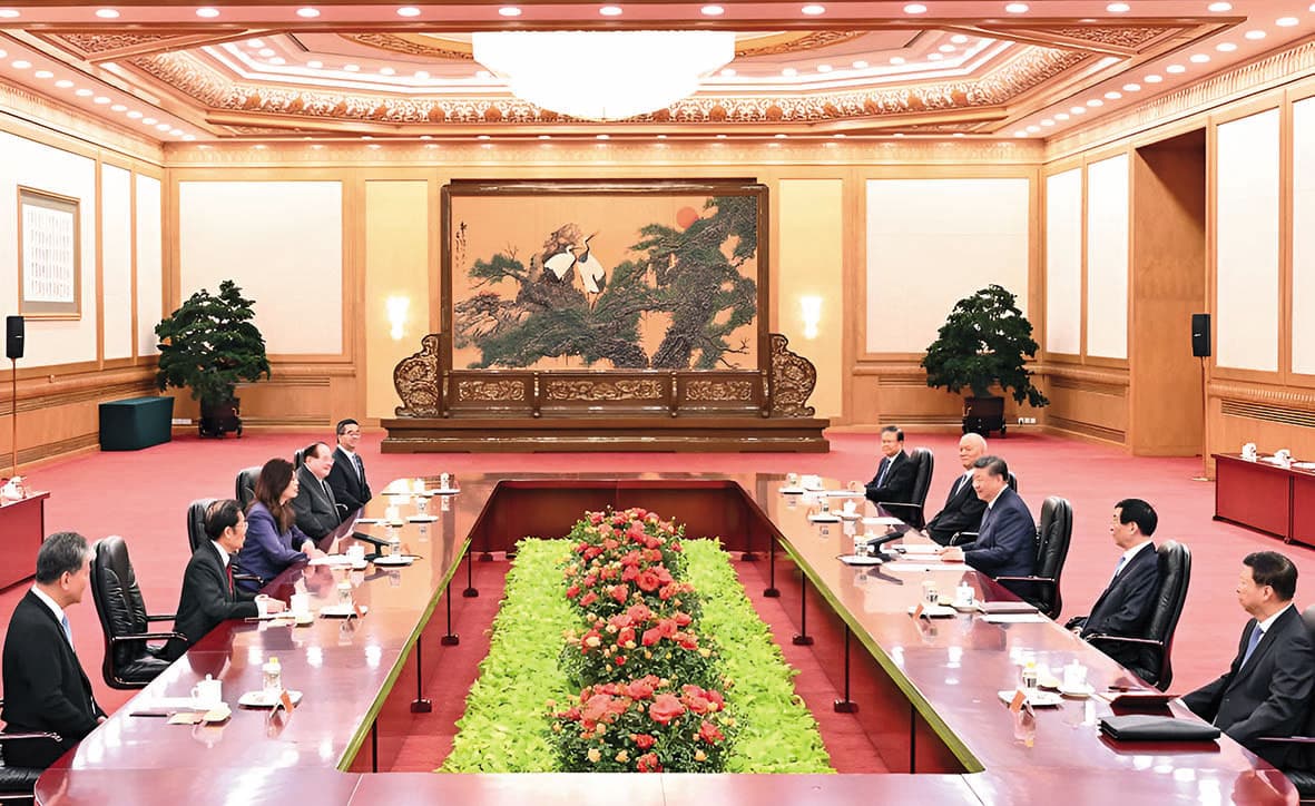 鄭習會於北京人民大會堂東大廳舉行，是中方接待外賓最高規格。（翻攝新華社X）