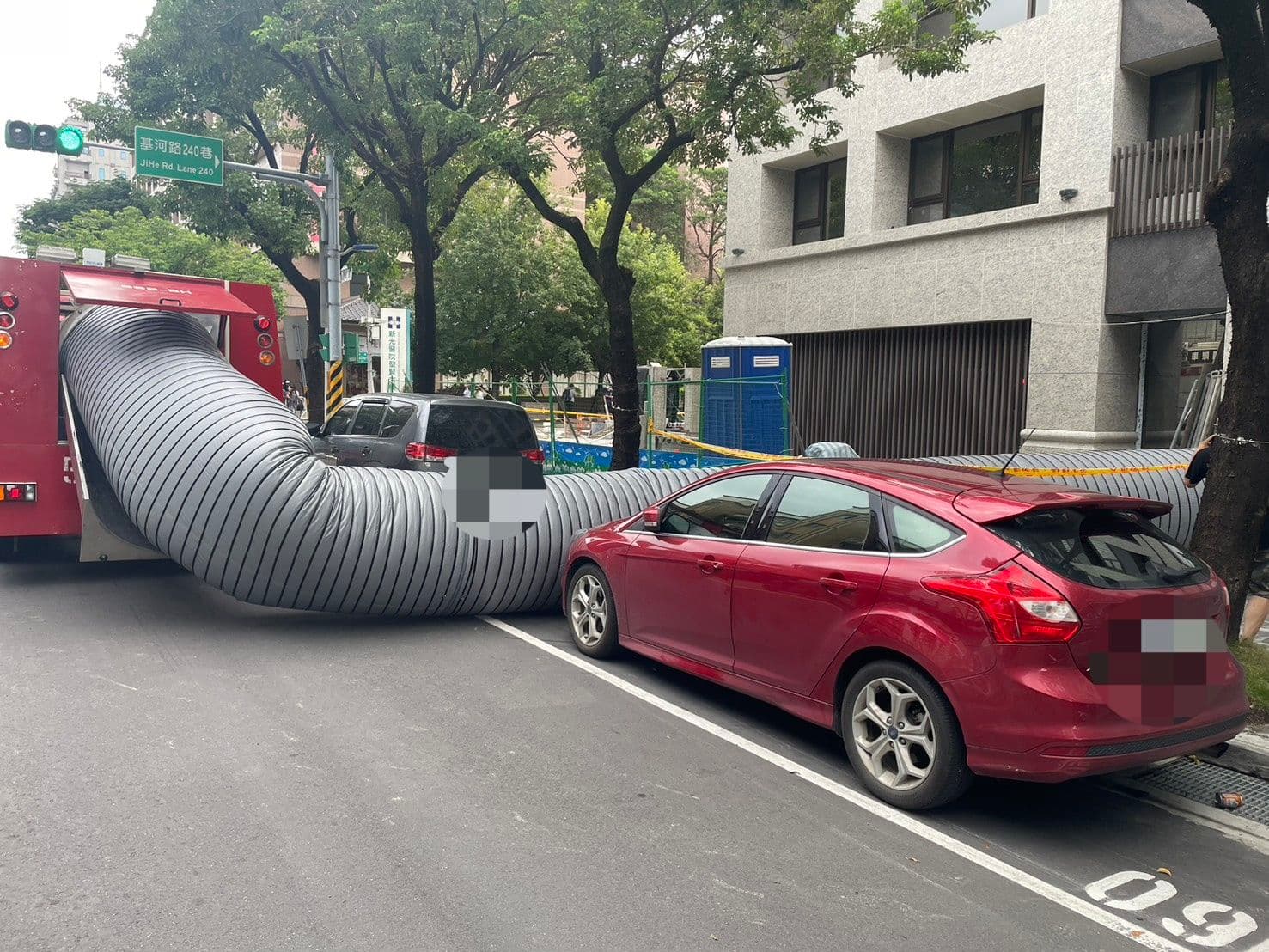 現場啟動排風工具排除有毒氣體。(警方提供)