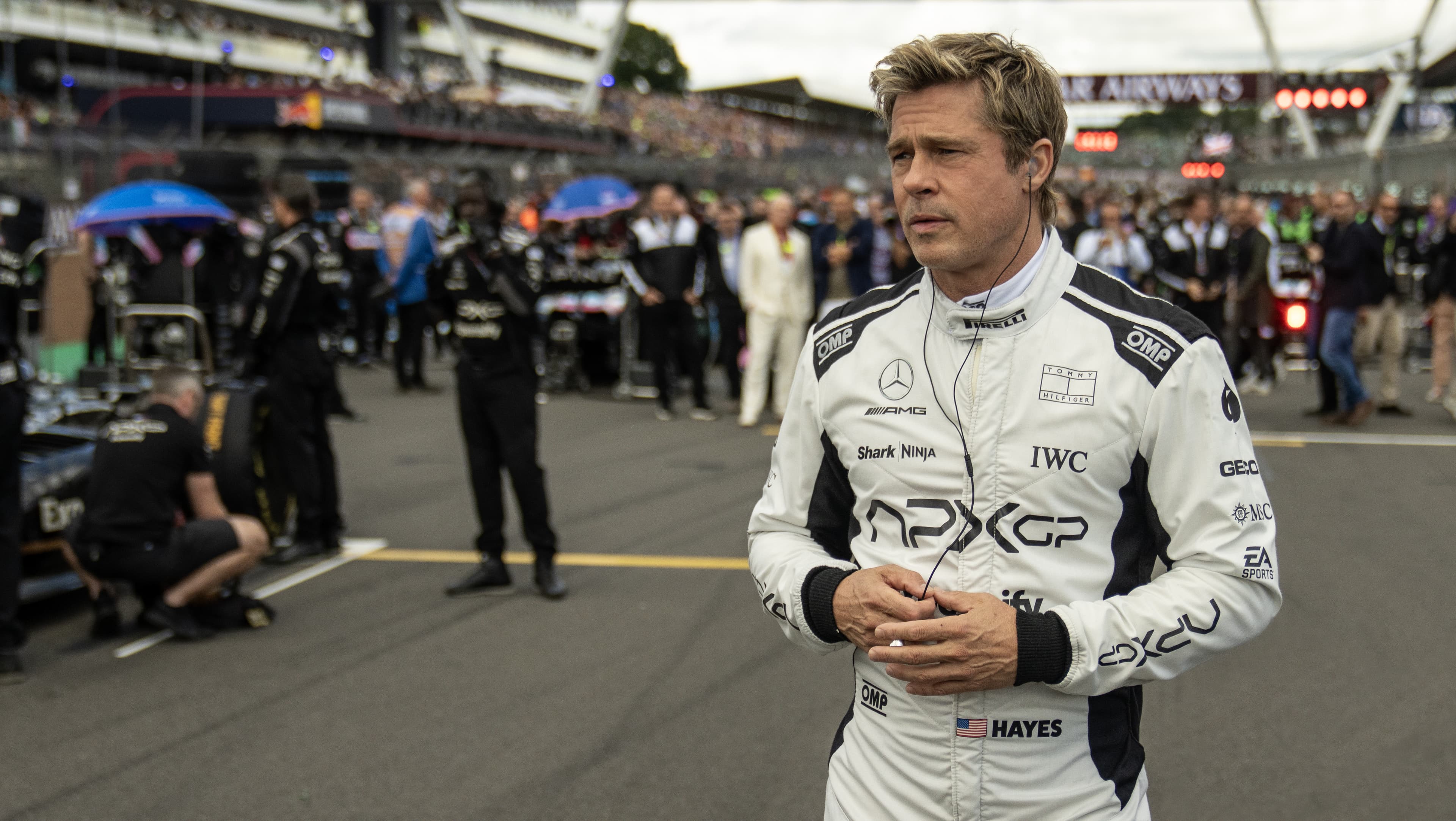 布萊德彼特主演的《F1電影》在世界各地知名F1賽車場跑道實際取景。(華納兄弟提供)