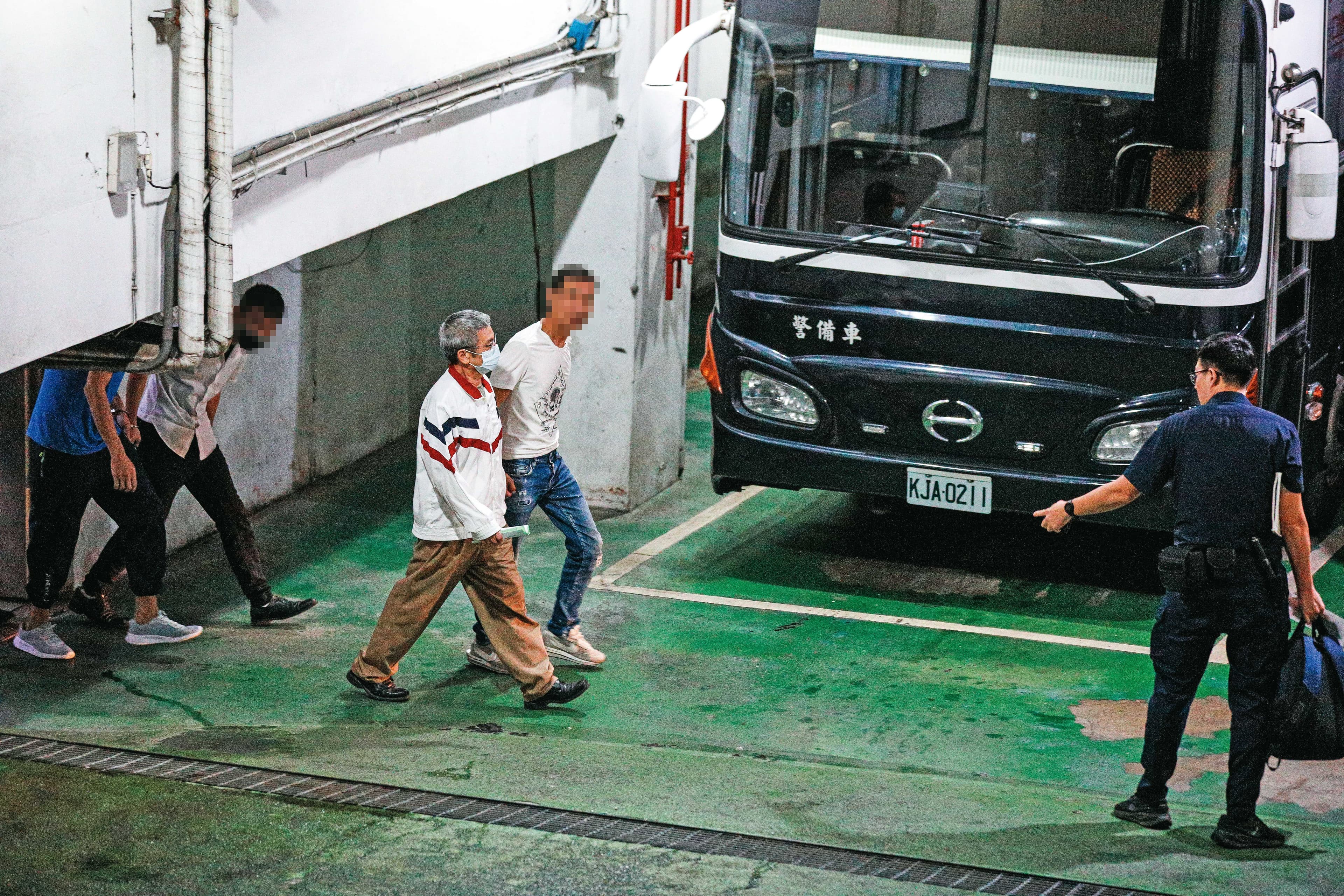 李文宗遭羈押禁見,步上囚車。