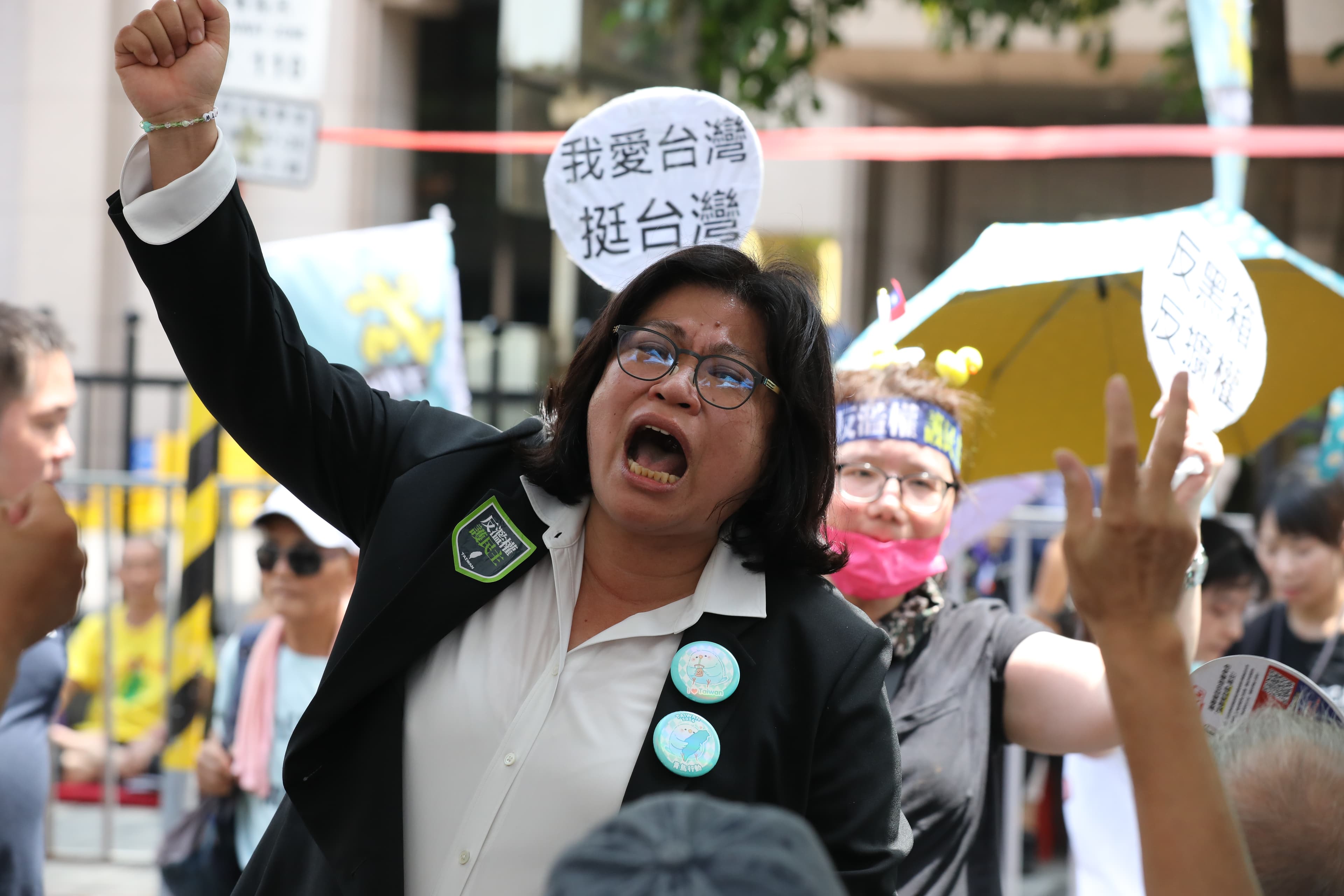 政院提出的國會改革修法覆議案遭到否決,立院外的青鳥行動仍在進行。