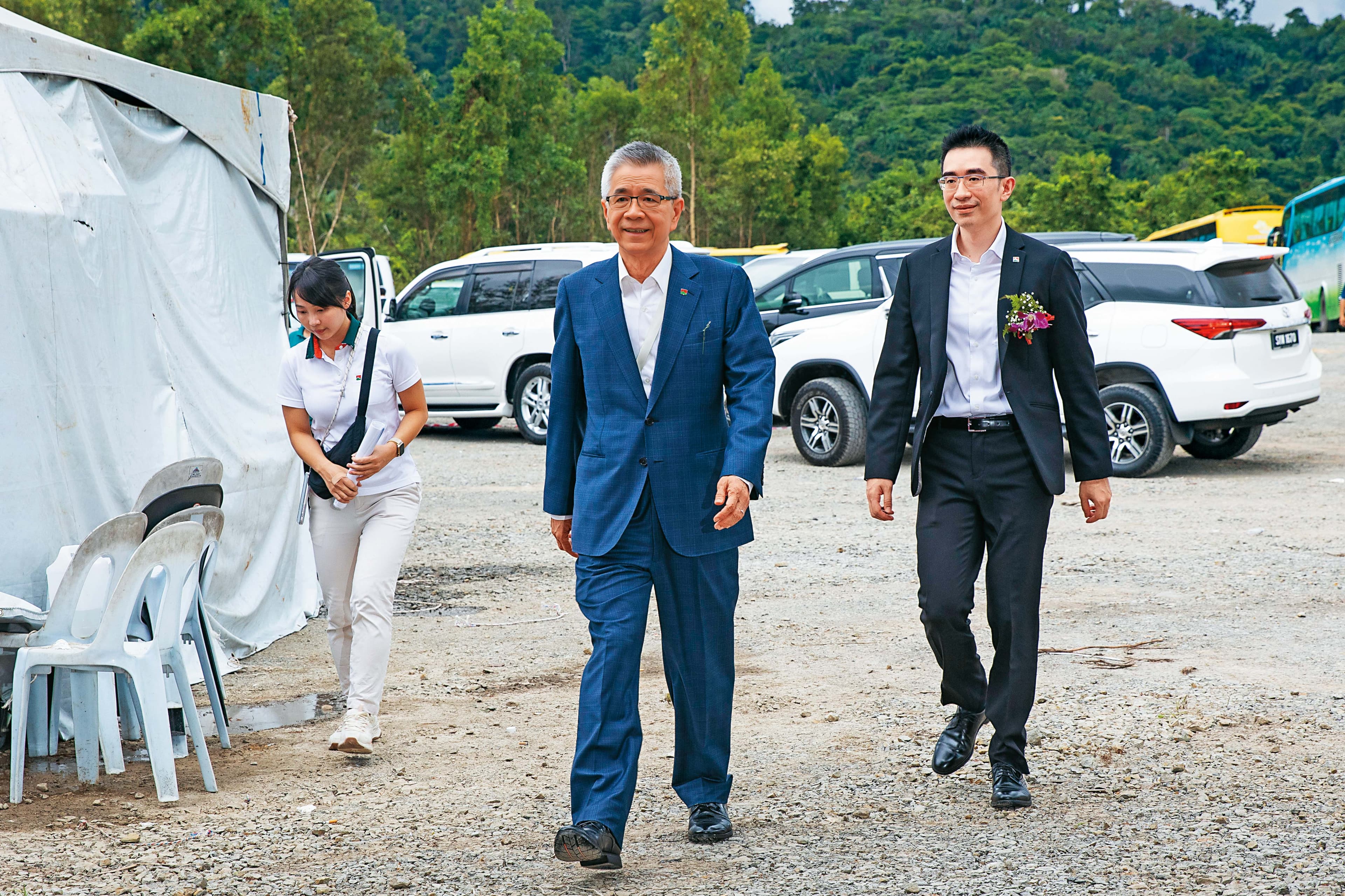 周俊吉（左）對於將一手創立的信義集團交棒給長子周耕宇（右）相當放心。