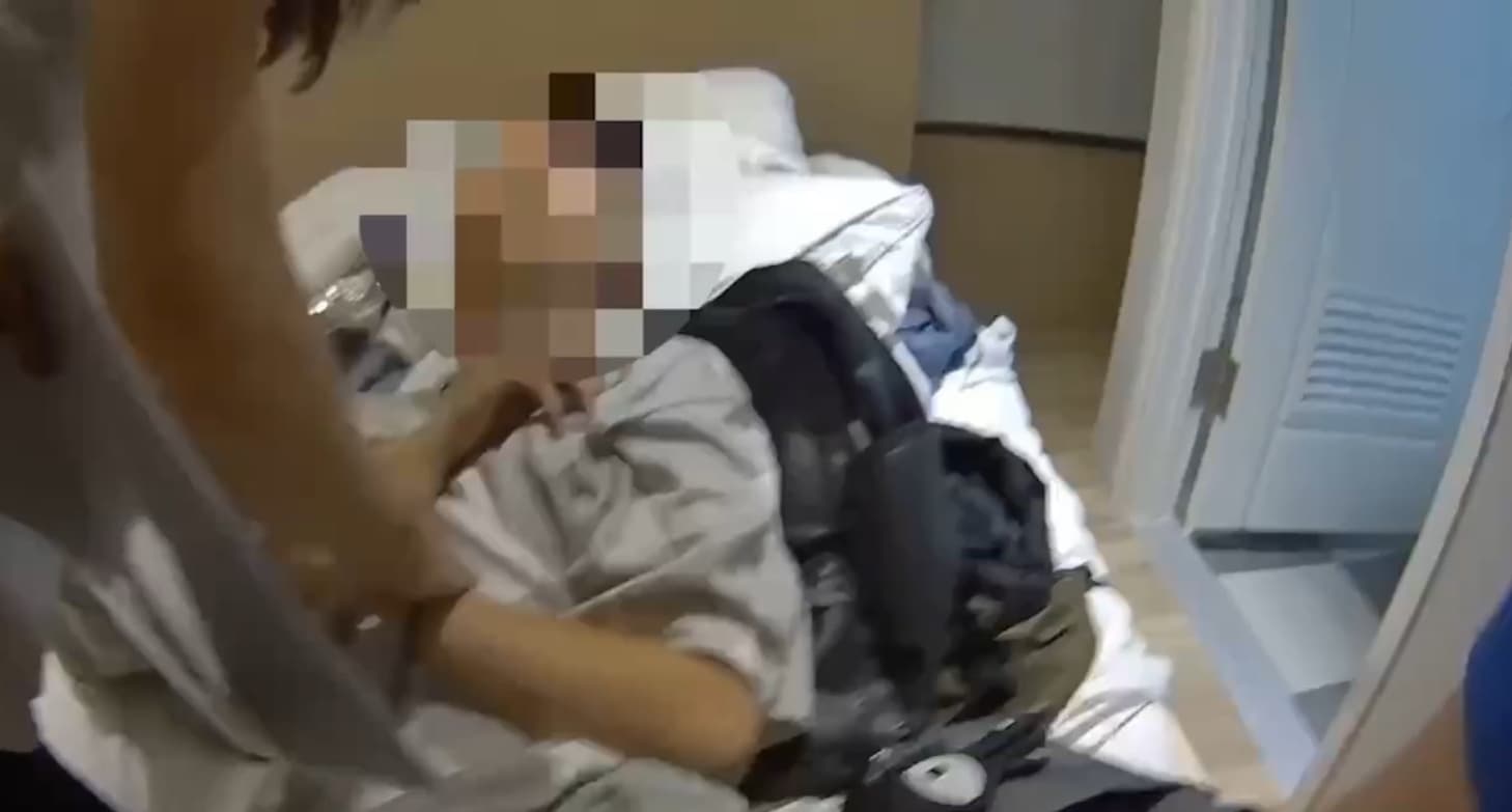 陳姓車手藏身旅館,日前警方上門將還在睡夢中的陳男拘提到案。(翻攝畫面)