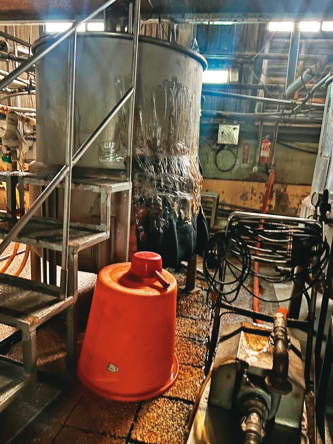 東成醬油工廠成立數十年未更新設備,廠區老舊雜亂。(讀者提供)