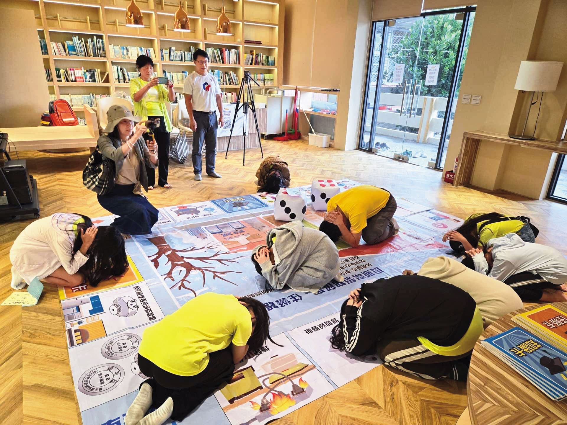 台灣的防災教育集中在校園,孩子熟悉「趴下、掩護、穩住」,卻在離開校園後,缺乏進入社區、理解城市避難系統的機會。(翻攝校園防災花路米臉書粉專)
