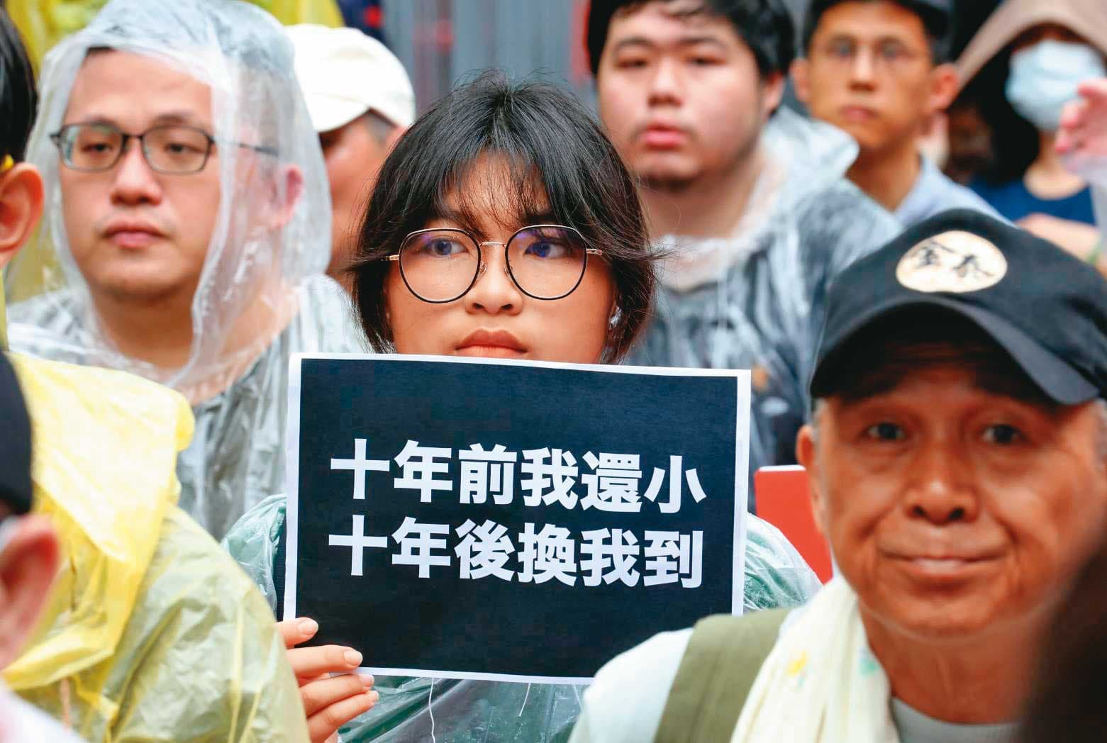 10年前沒有參加過318學運的年輕學生,也在這次抗爭站上街頭,自製標語表達心聲。
