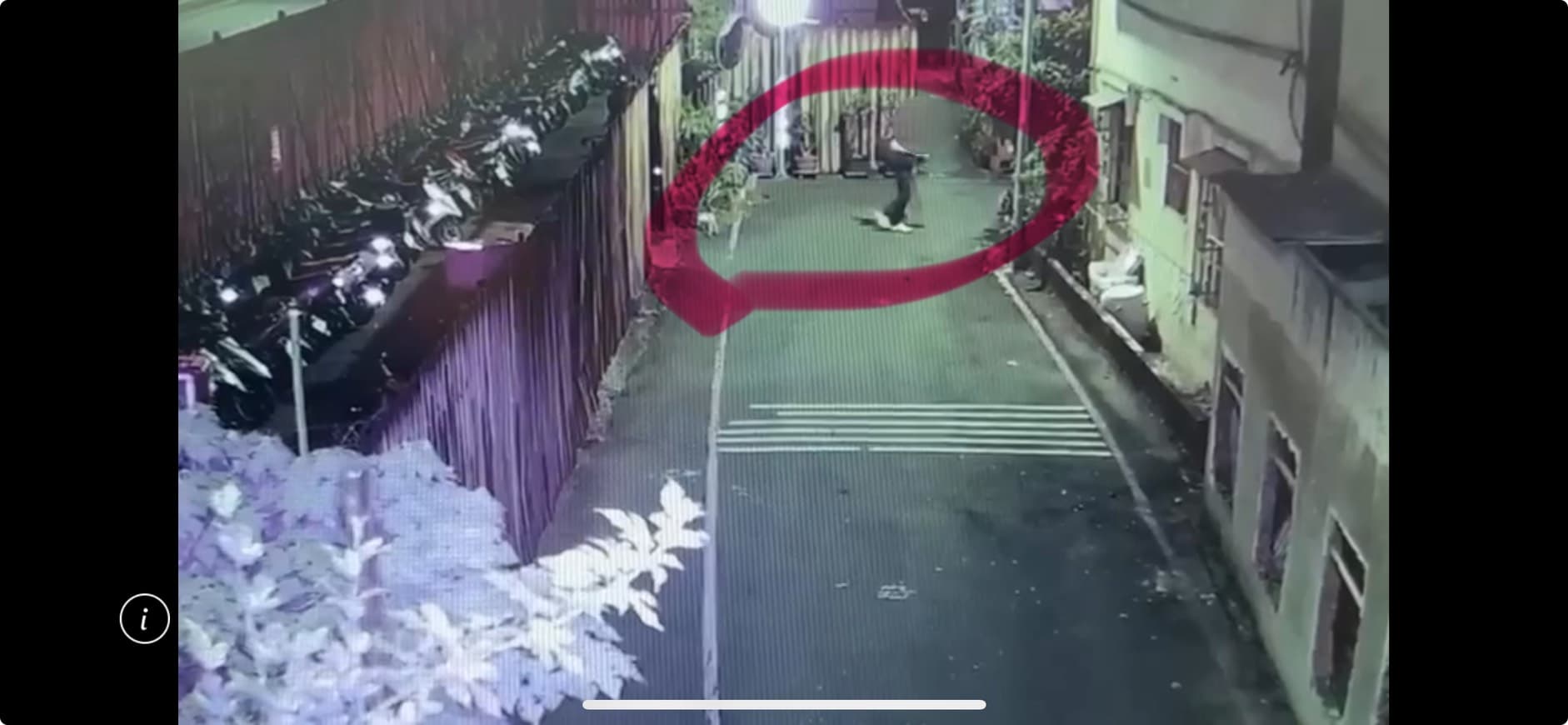 嫌犯棄置屍體後返家畫面。(警方提供)