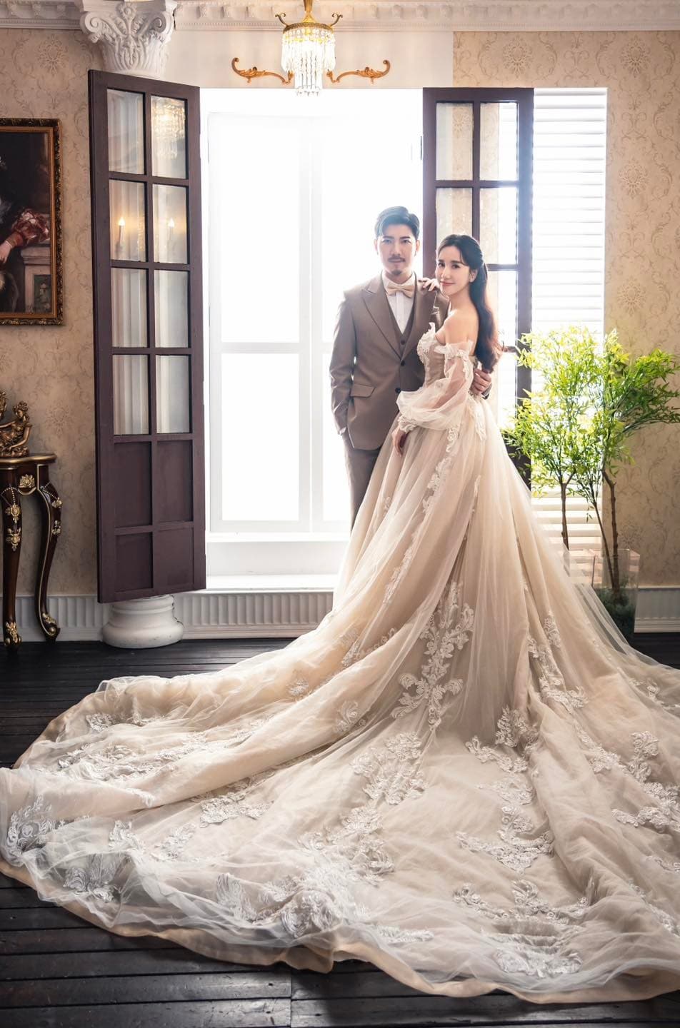 Apple與趙國祥拍攝浪妹婚紗。(翻攝appleweiting IG)