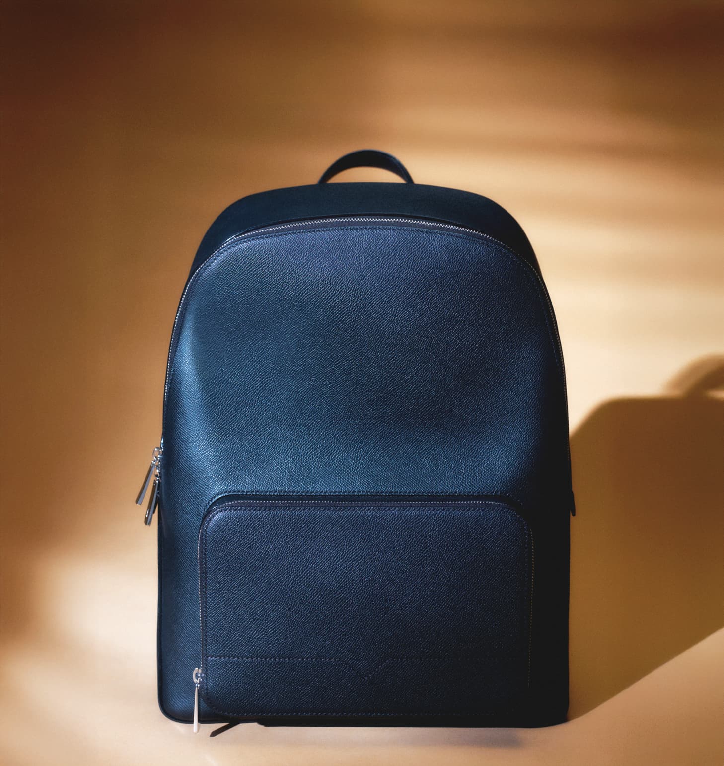 V-Line Essential Backpack墨黑色雙肩背包。價格店洽（Valextra提供）