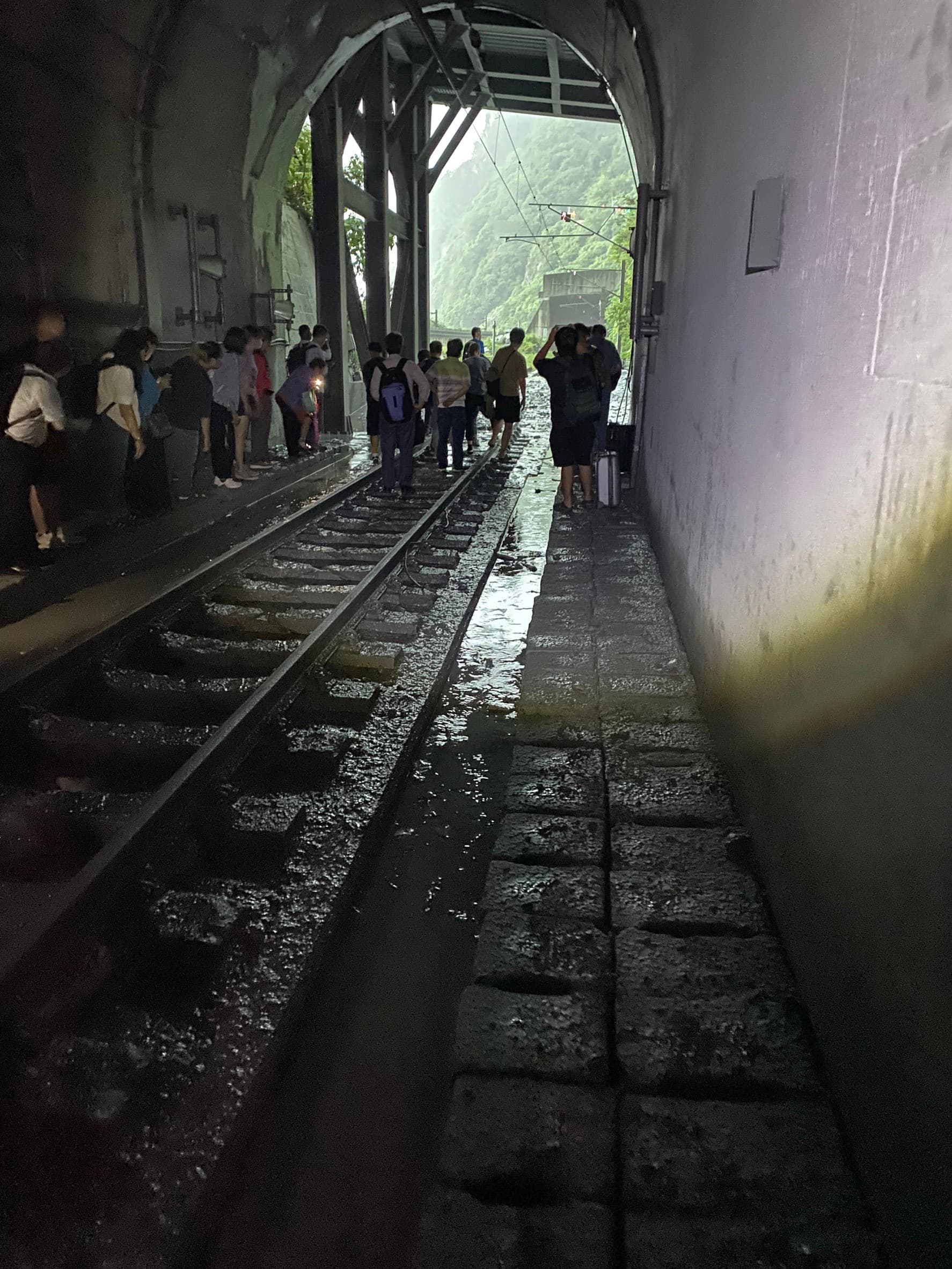 台鐵229次自強號列車今天下午發生出軌事故,造成司機骨折、6名旅客輕傷,大批旅客只能在泥濘中狼狽脫困。(翻攝自記者爆料網)