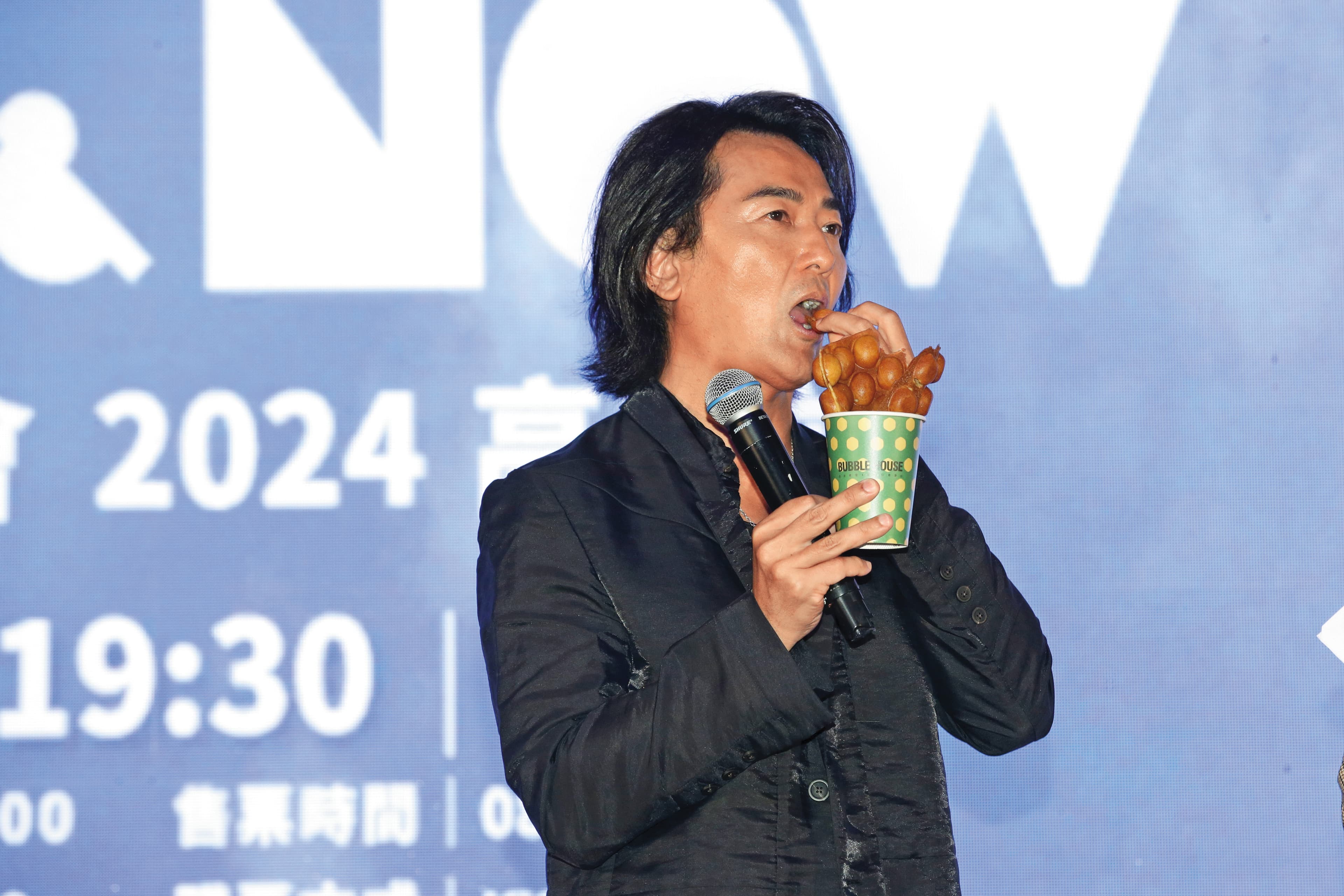 鄭伊健在台上大啖雞蛋仔,模樣太接地氣,不說小編以為是在香港街頭。