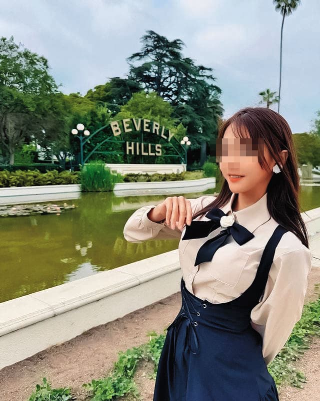 嫩模C女在IG有逾3萬粉絲,她除代言波霸奶茶杯,也代言醫美。(翻攝 IG)
