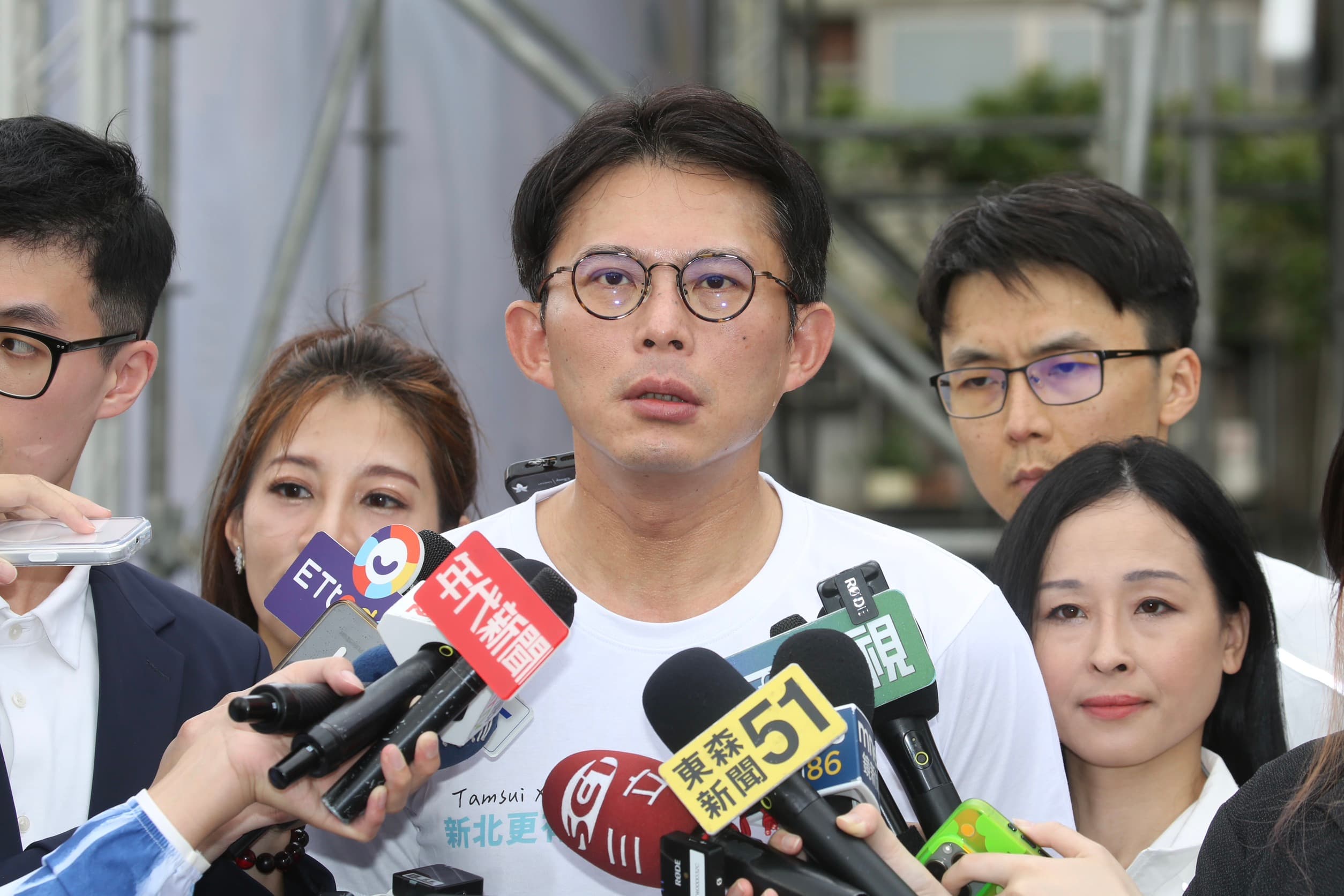 黃國昌承諾「做不好隨時打包走人」,活動前被問藍白合進度,他透露4月底前會有答案。(鏡報董孟航)