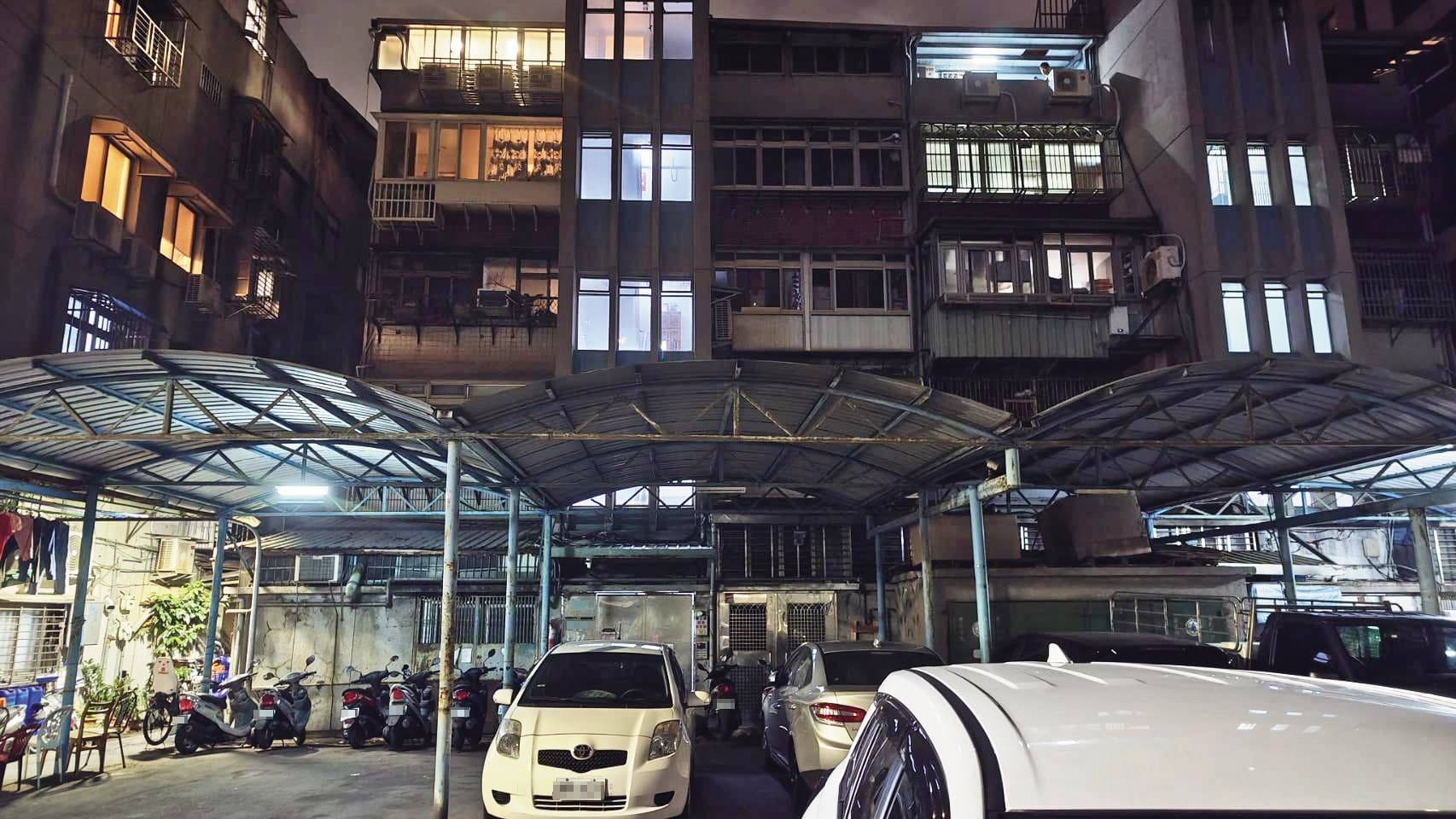 林靖曾多次帶女學生返回住處,有時一待2小時才離去。