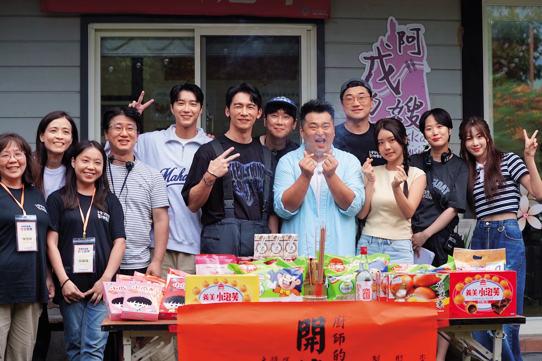 節目今年9月在苗栗開鏡,韓國班底與工作人員都是首次體驗台灣特有的拜拜文化。(客家電視台提供)