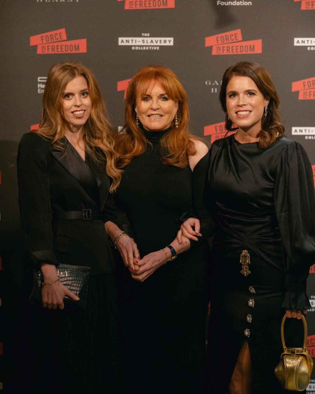 菲姬（中）和兩個女兒碧翠絲公主、尤金妮公主感情好。（翻攝princesseugenie IG）