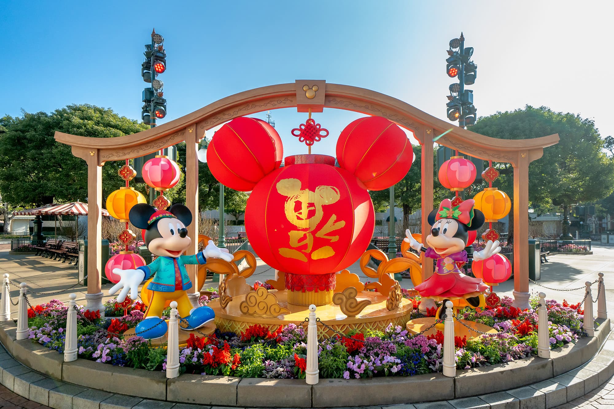 位於小鎮廣場中央的「巨型米奇紅燈籠」是拍攝新春全家福的絕佳背景。(香港迪士尼樂園提供)