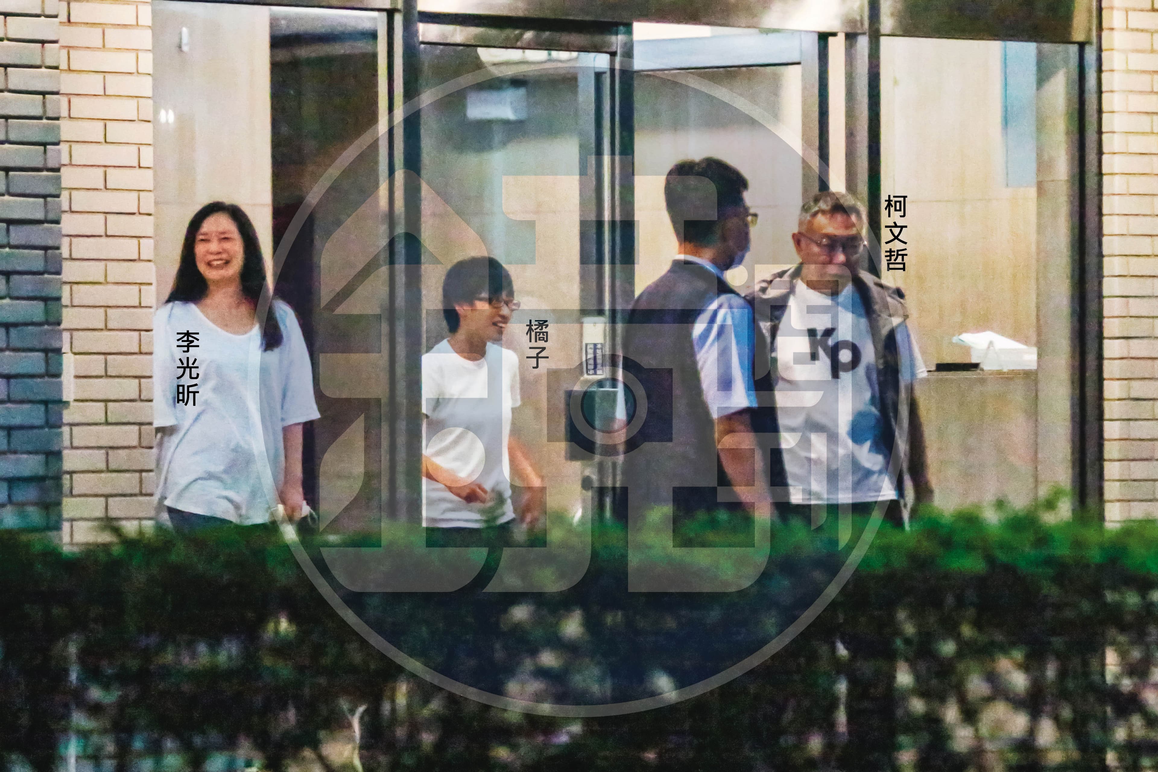 本刊直擊,柯文哲及橘子在2年前曾密會張晉源,由李光昕送下樓,不久後,張晉源即辭去《民報》董事長。