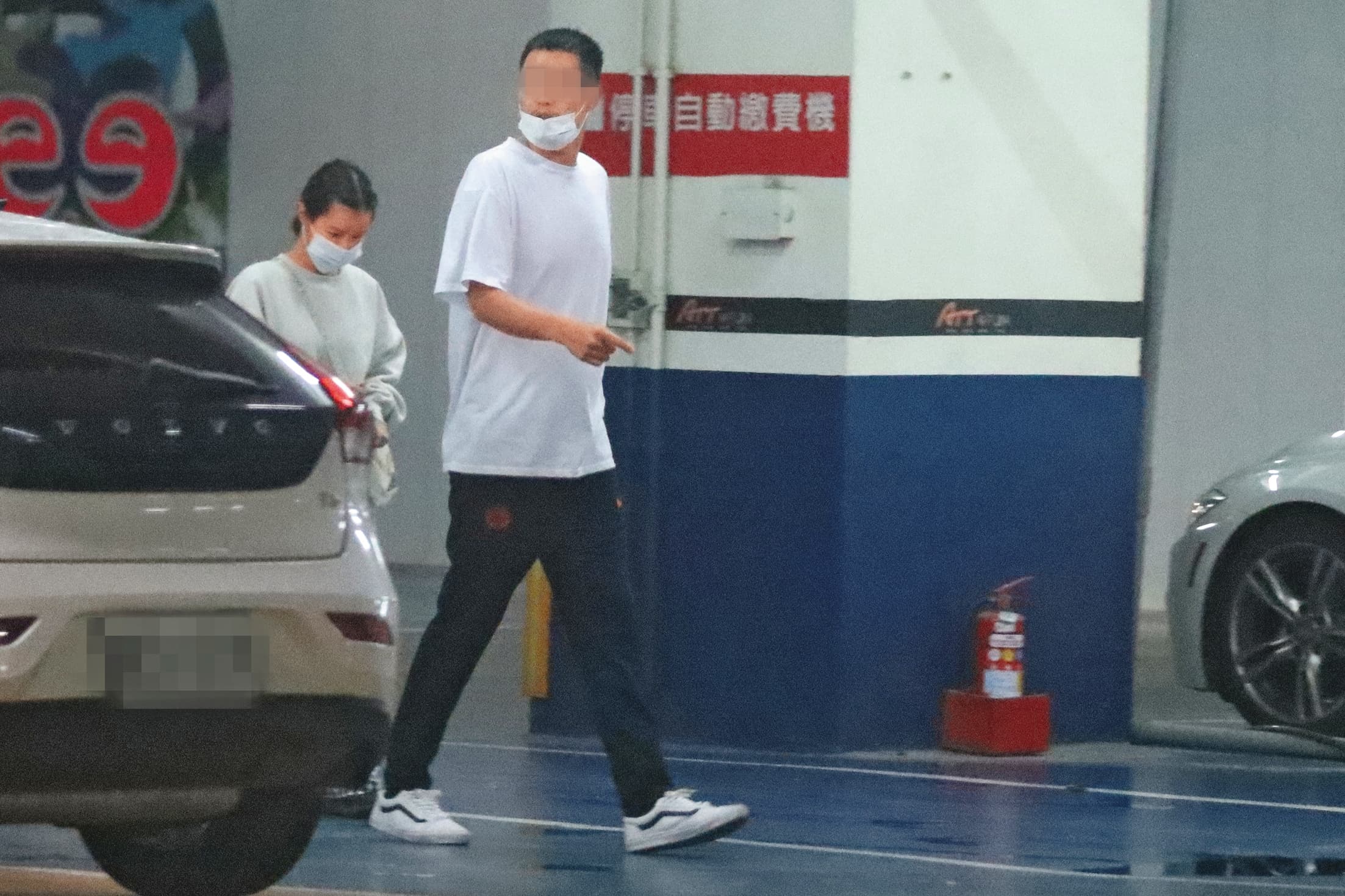 本刊曾報導徐瑋吟(左)與羊肉爐楊先生(右)約會。兩人分手後,男方很快就與李佳穎結婚。