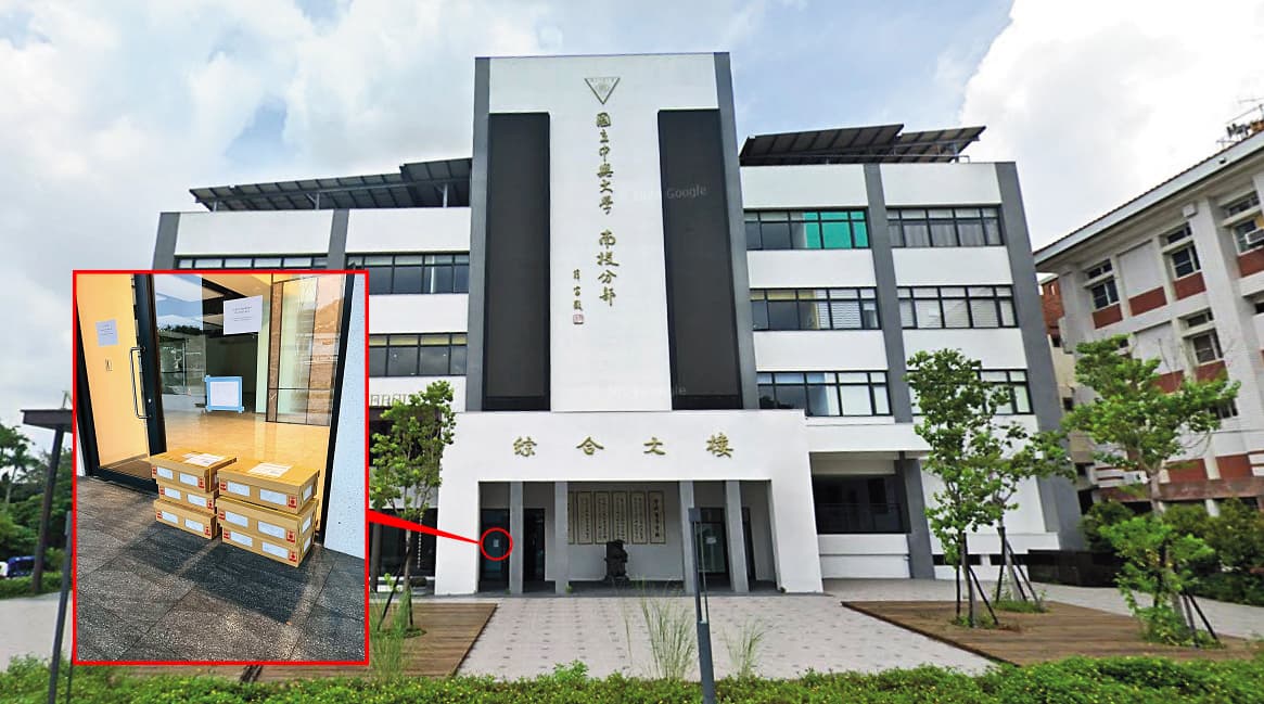 張姓女員工在門外貼公告(藍框處),要供應商將裝老鼠的紙盒直接放在地上,十分離譜。(讀者提供、翻攝GoogleMaps)
