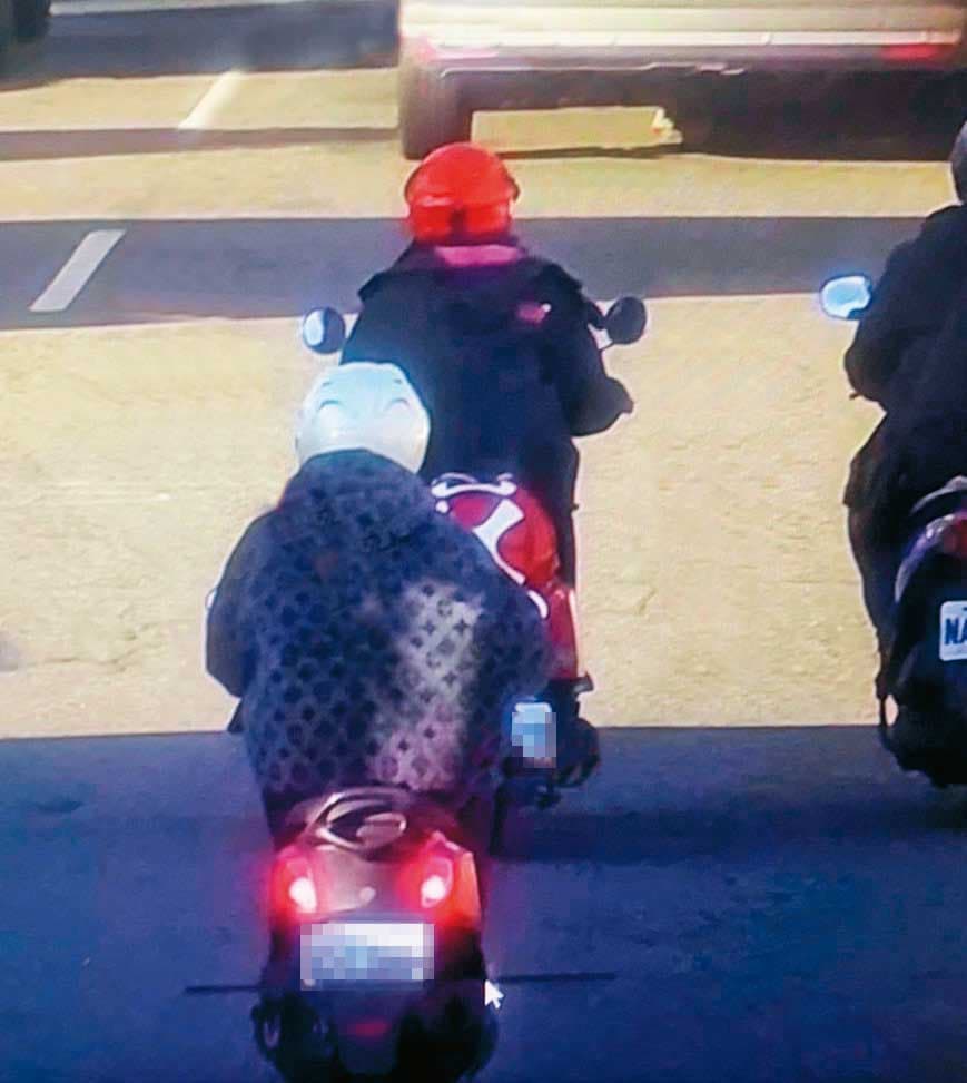 監視器拍下少年(後)騎機車尾隨C女(前)的畫面。(讀者提供)
