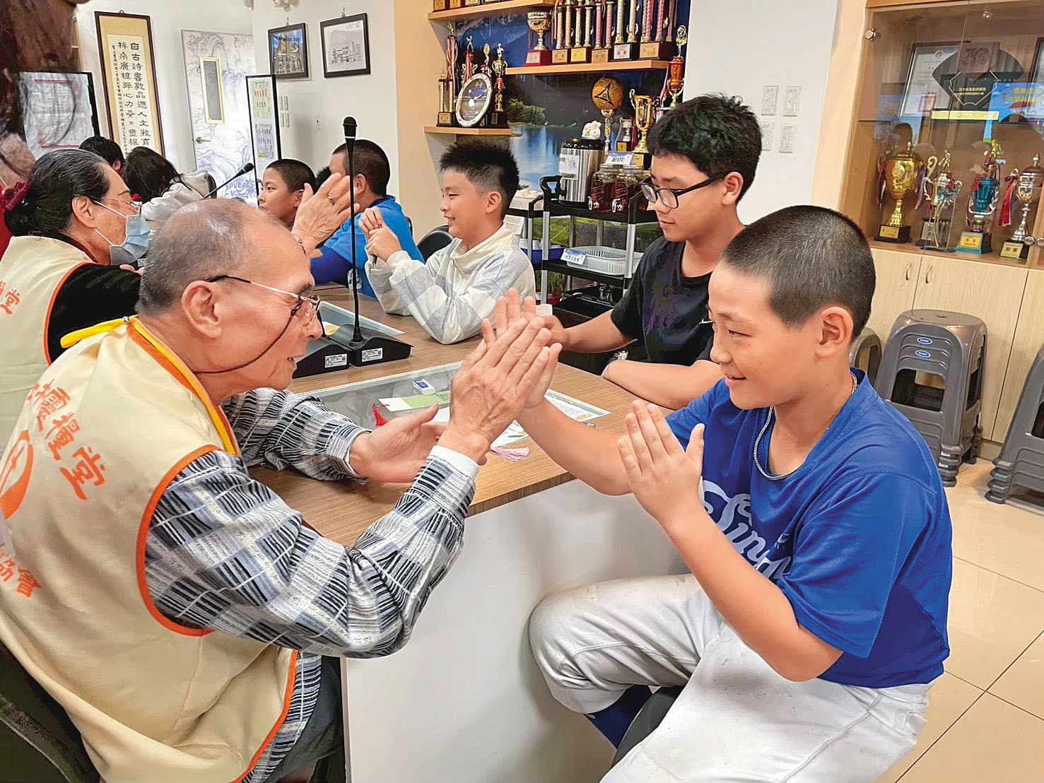 研究指出,老幼共學有助於延緩失能,但實際落地卻充滿挑戰。(三重興穀社區長照機構提供)