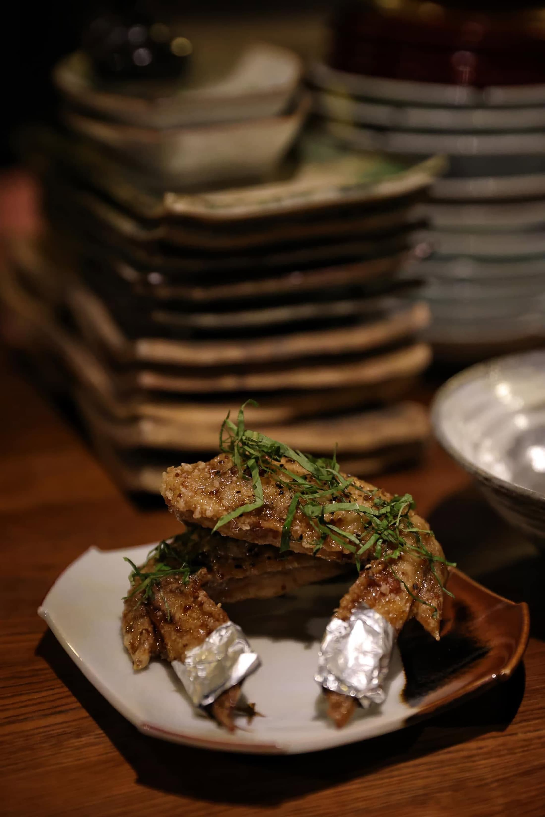 在這次燒酎活動上，「昭和食堂」將端出店內經典名古屋雞翅，以醬香與甜鹹風味為主體，適合搭配Highball或柑橘系麥燒酎。（鹿兒島縣酒造組合提供）