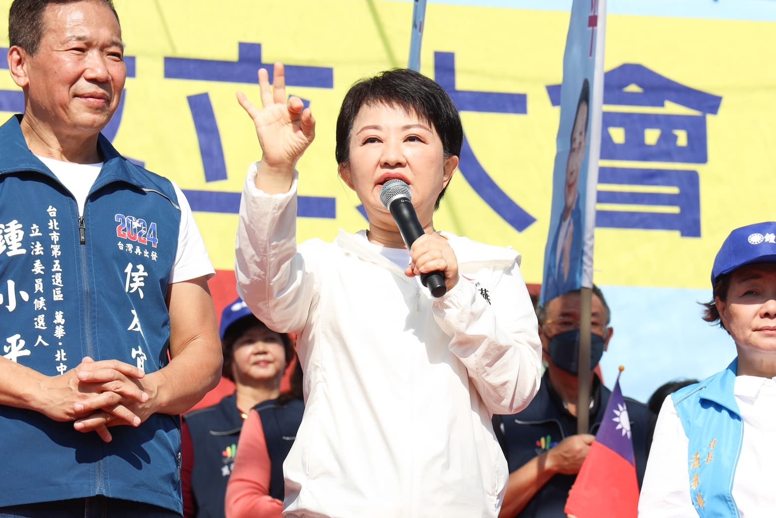 盧秀燕北上賣力輔選鍾小平。（台中市政府提供）