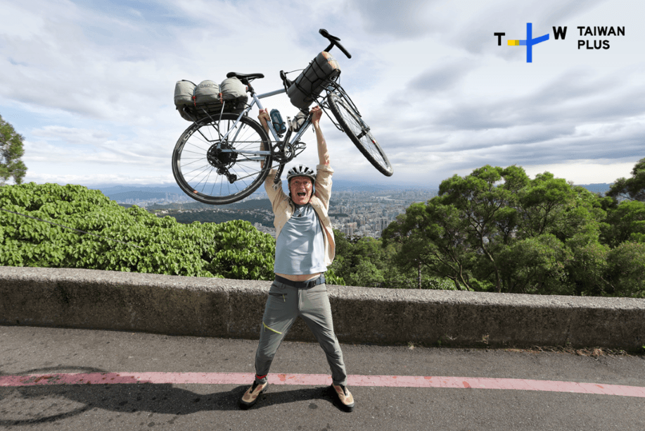 導演尼爾斯歐勒・拉斯穆森跨海來台主持《The Bikeman in Taiwan》向歐洲觀眾展示台灣的絕美風景與最道地的「台式生活感」。(TaiwanPlus提供)