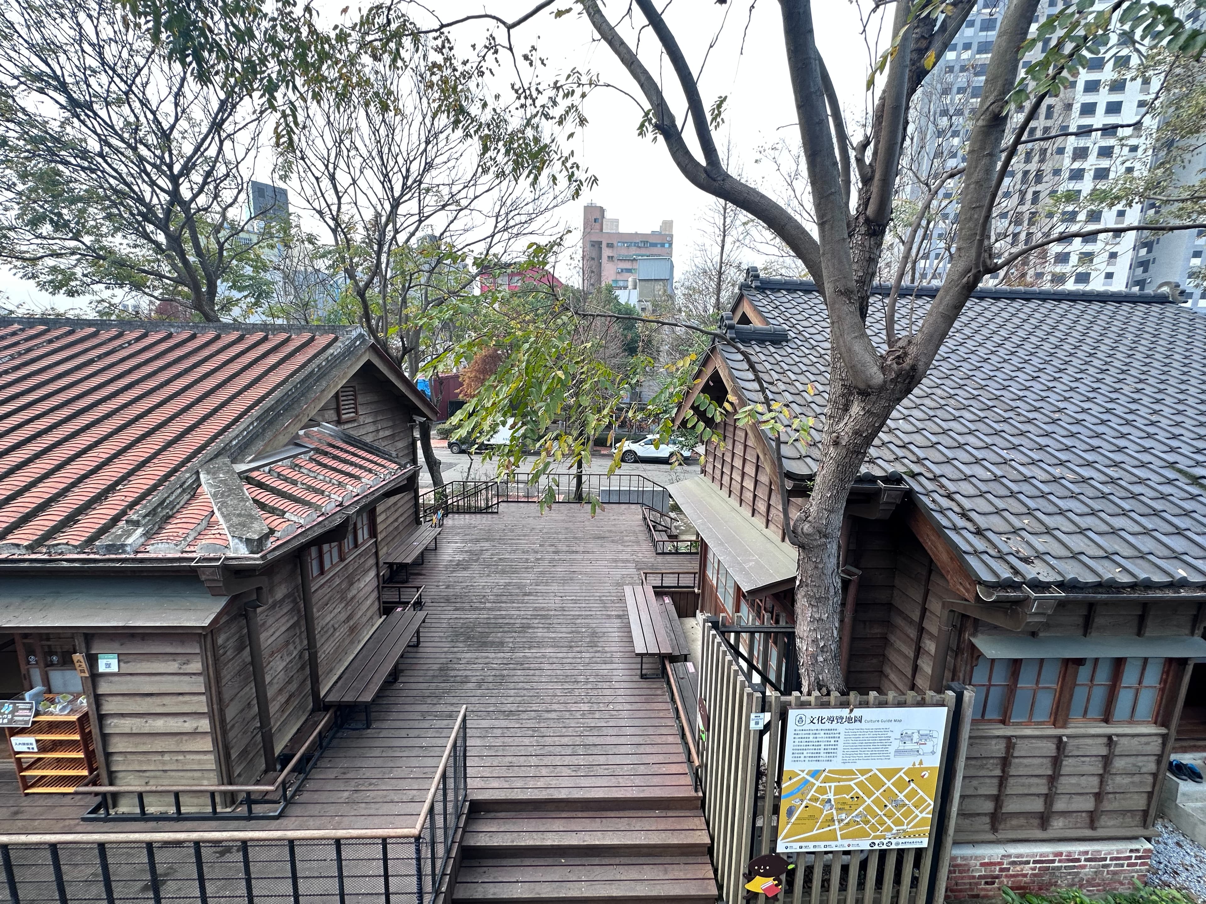 保留了屋頂台式紅瓦與日式和瓦,能登上二樓高台眺望。