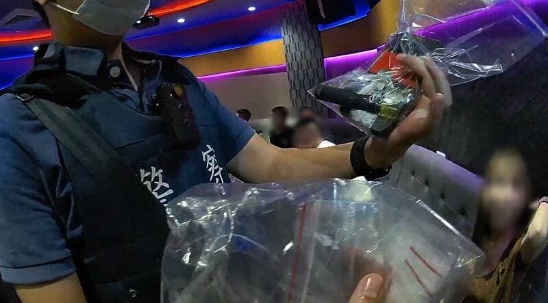 警方在小吃部置物櫃、小姐休息室等處搜出毒品。(警方提供)