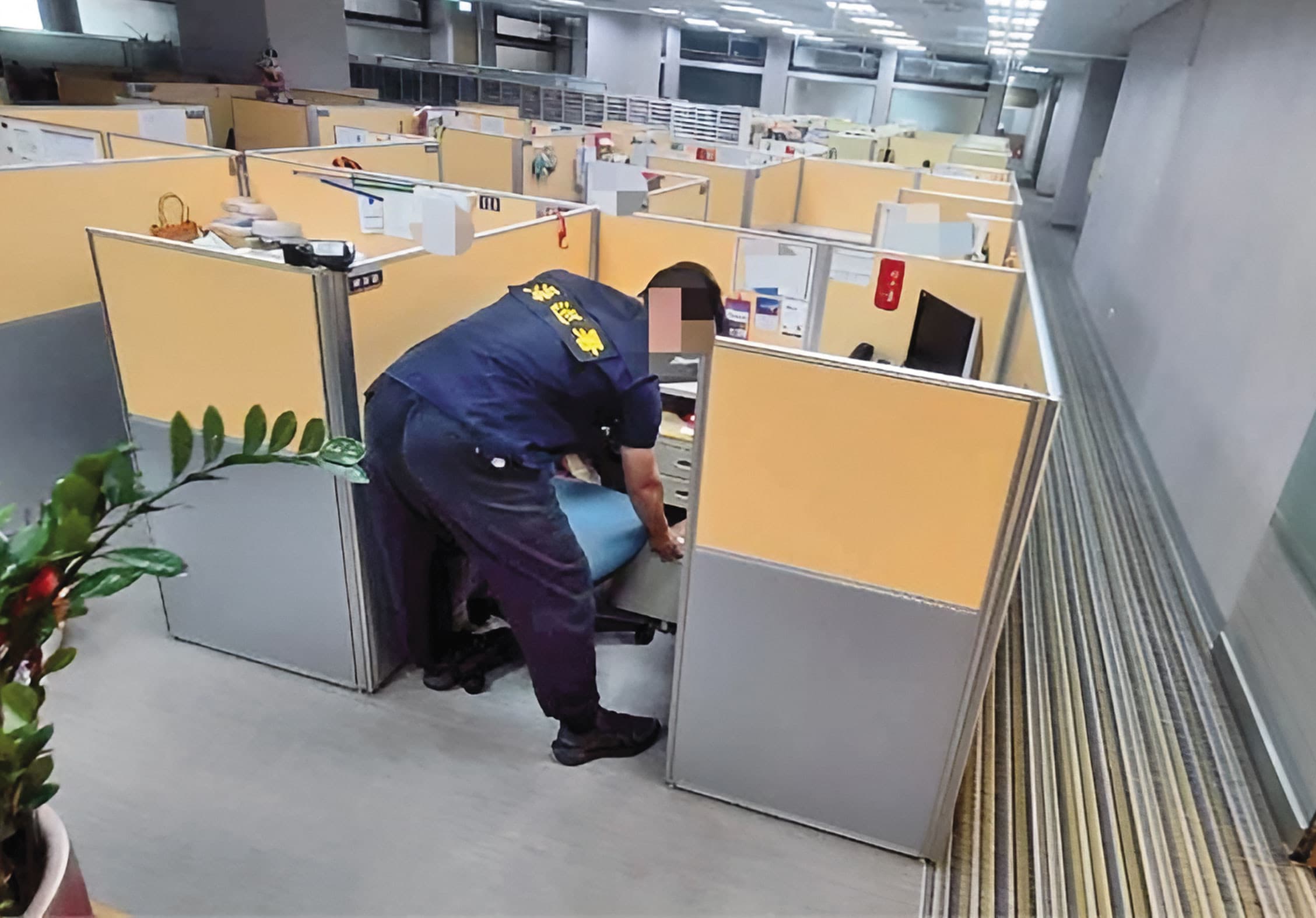 海巡署人員搜索涉案相關公司,已掌握走私的關鍵證據。(海巡署偵防分署提供)