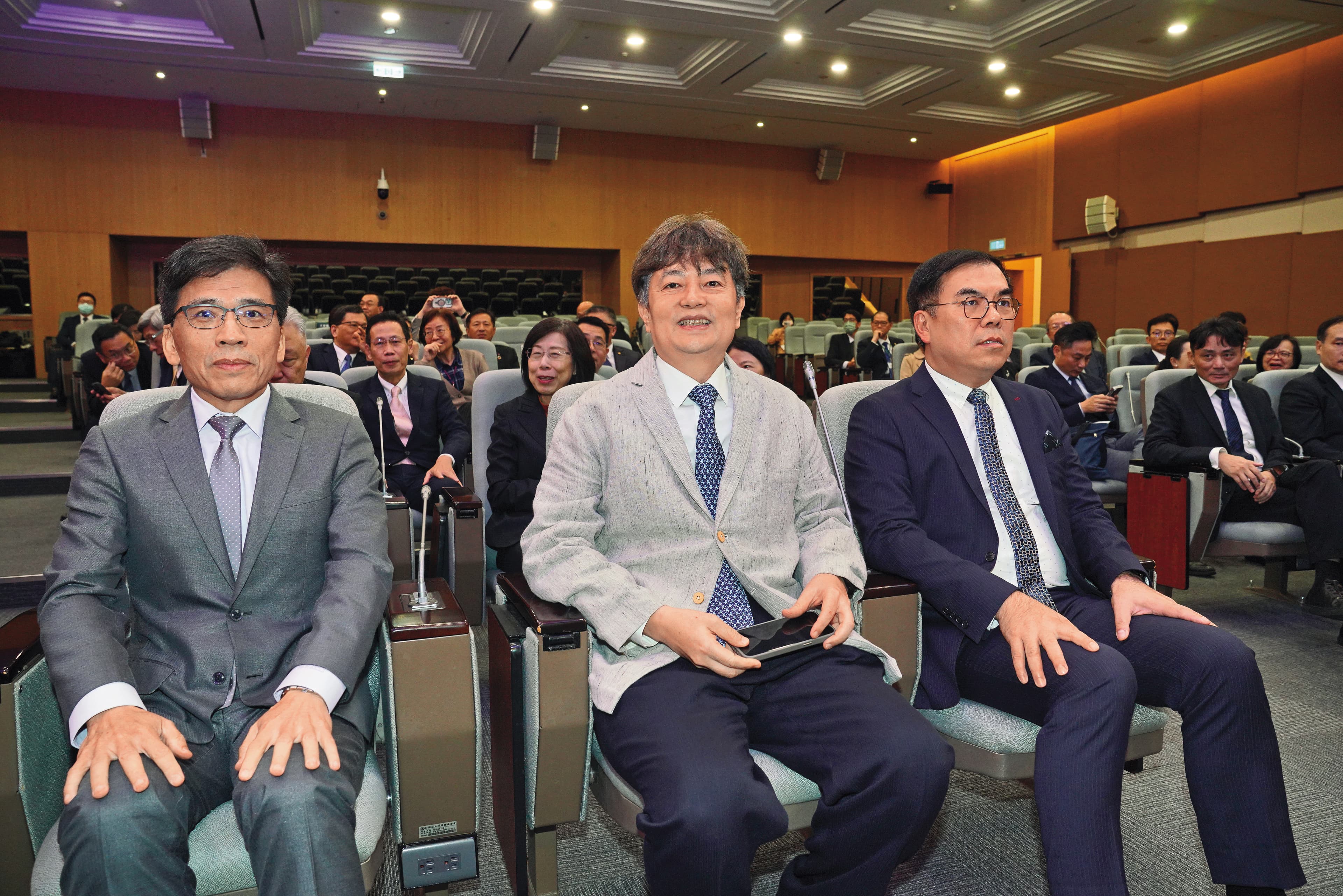 壽險公會今年仍由前總統陳水扁官邸總管、全球人壽董事陳慧遊（中）爭取連任。