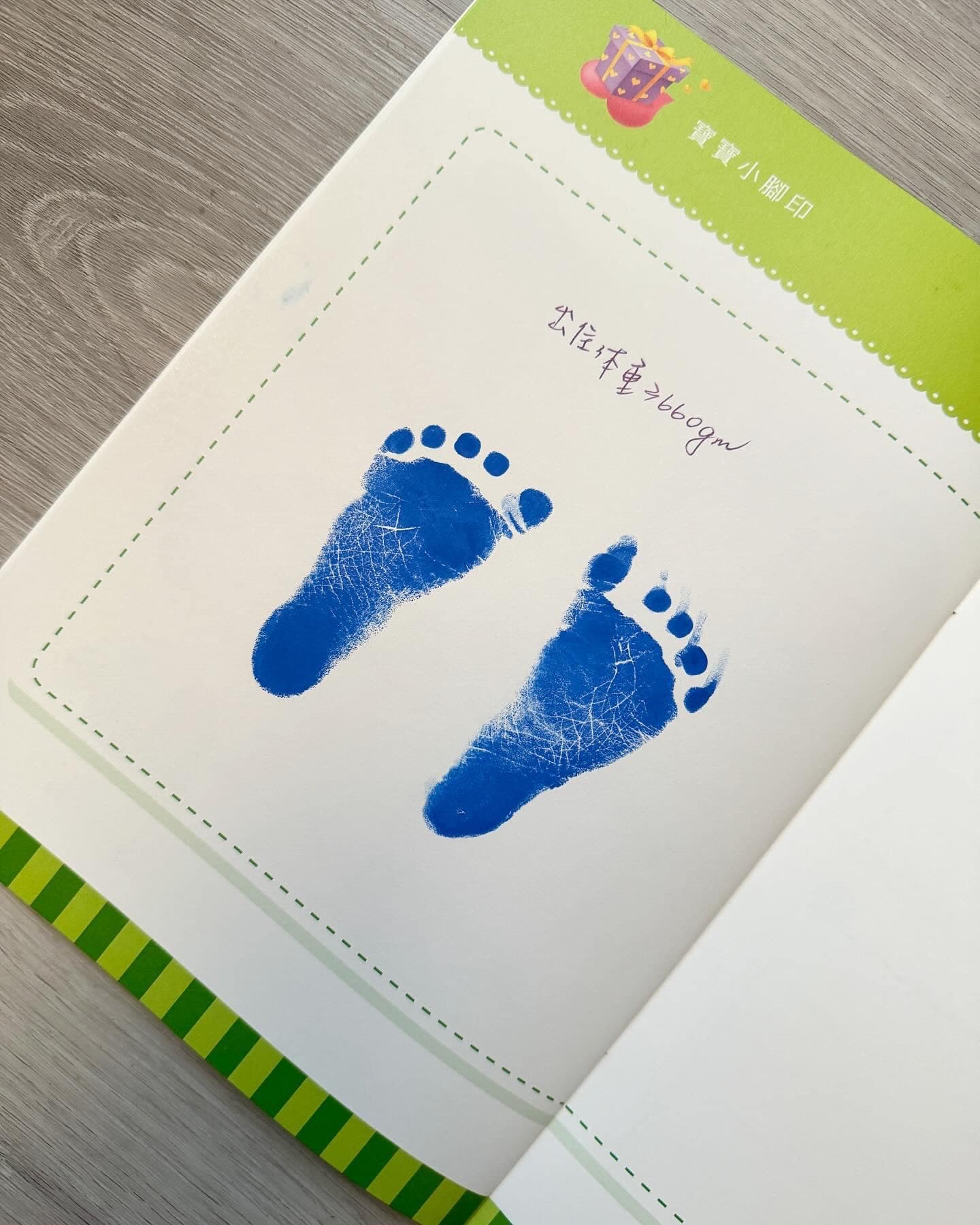李千娜分享兒子出生的小腳丫印。(翻攝臉書)