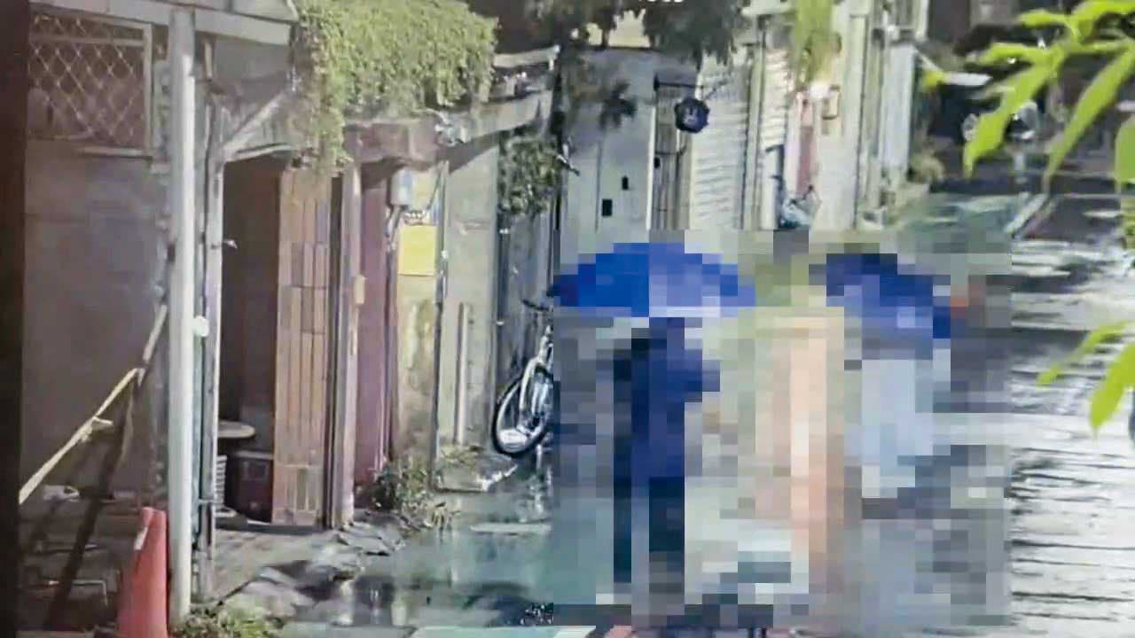 監視器畫面錄下王薀信眾在下雨天將蔡姓被害人綁在推車上,再運至精舍。(翻攝畫面)